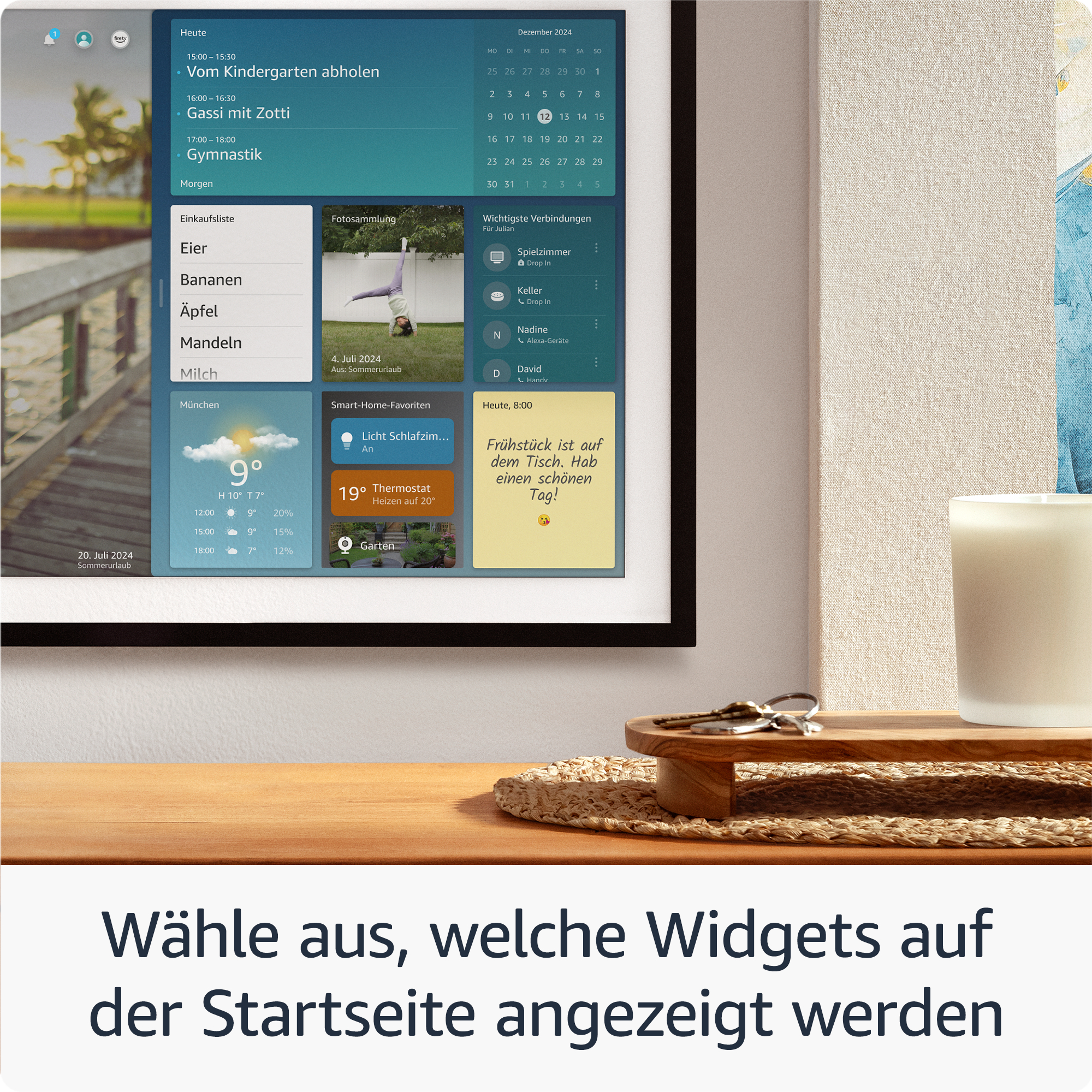 Ein digitales Kunstbild zeigt einen Kalender und Widgets. Vorne ein Holztisch mit einem kleinen Deko-Artikel.