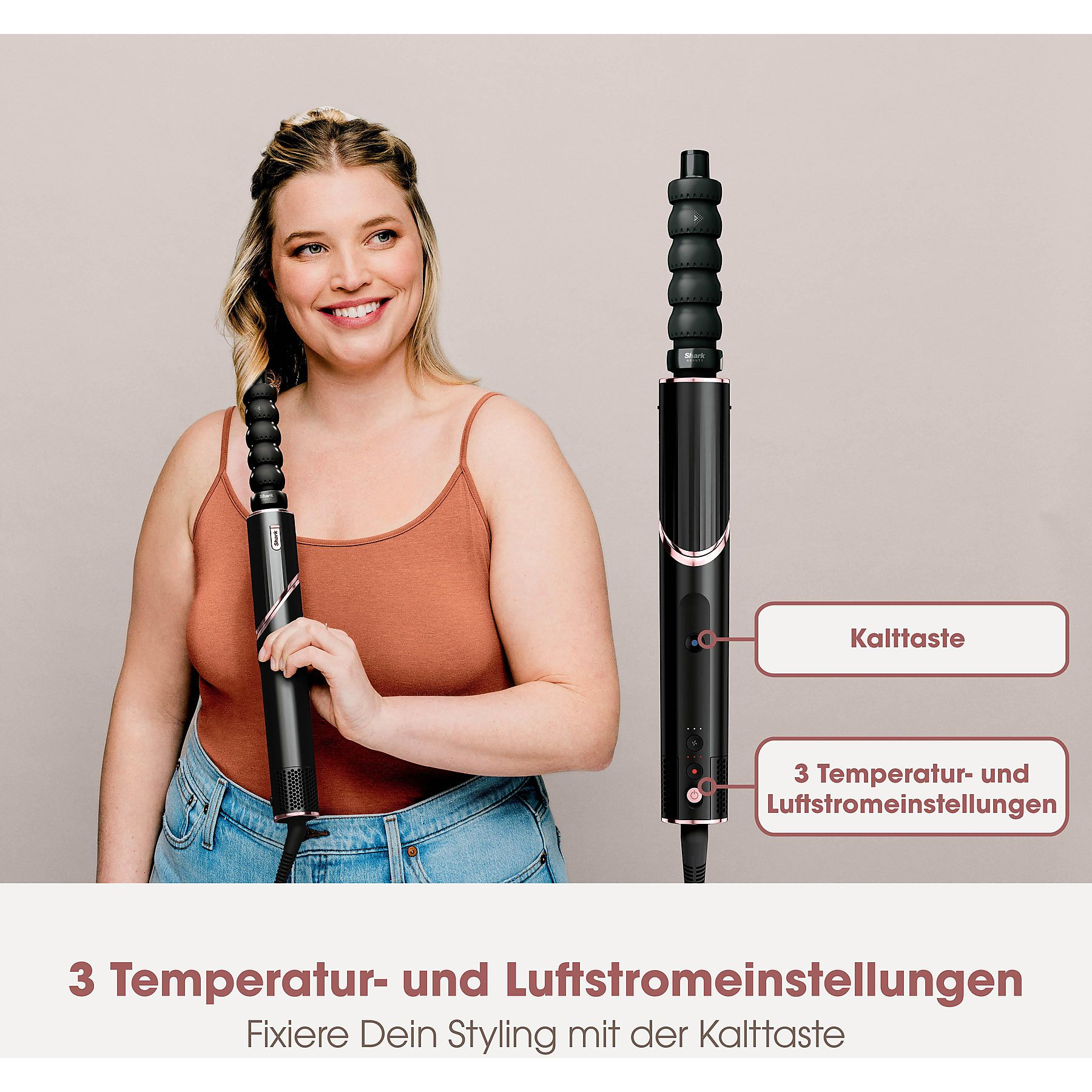 Frau hält schwarzen Haarstyler, lächelt. Text rechts.