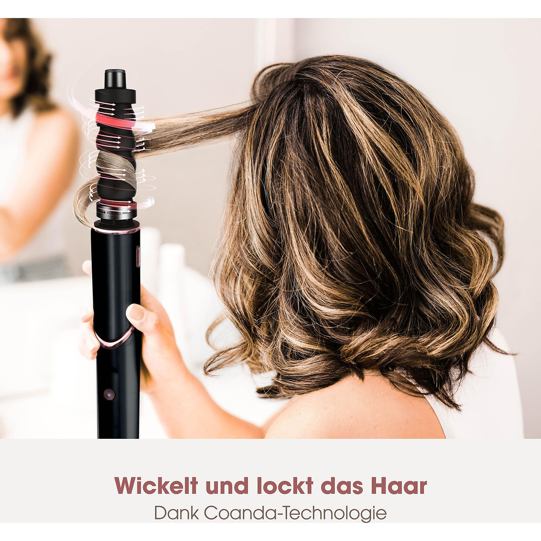 Frau lockt ihr Haar mit einem schwarzen und rosa Lockenstab.