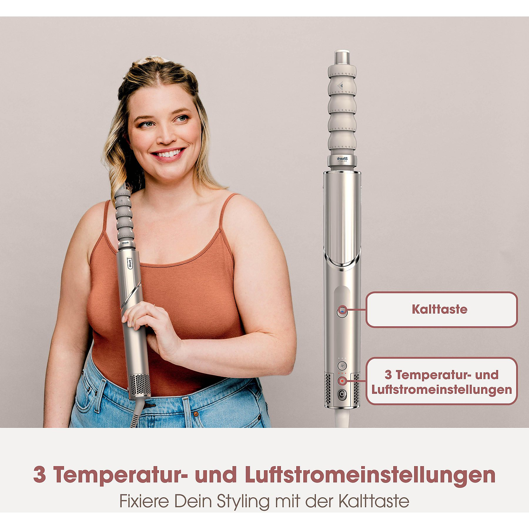 Eine Frau hält ein silbernes Haarstyling-Werkzeug mit Textbezeichnungen für Einstellungen.
