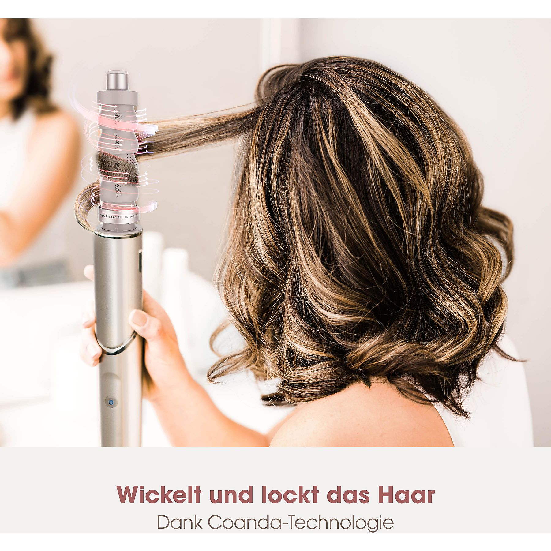 Frau stylt Haare mit silbernem Lockenstab. Text: 'Wickelt und lockt das Haar'.