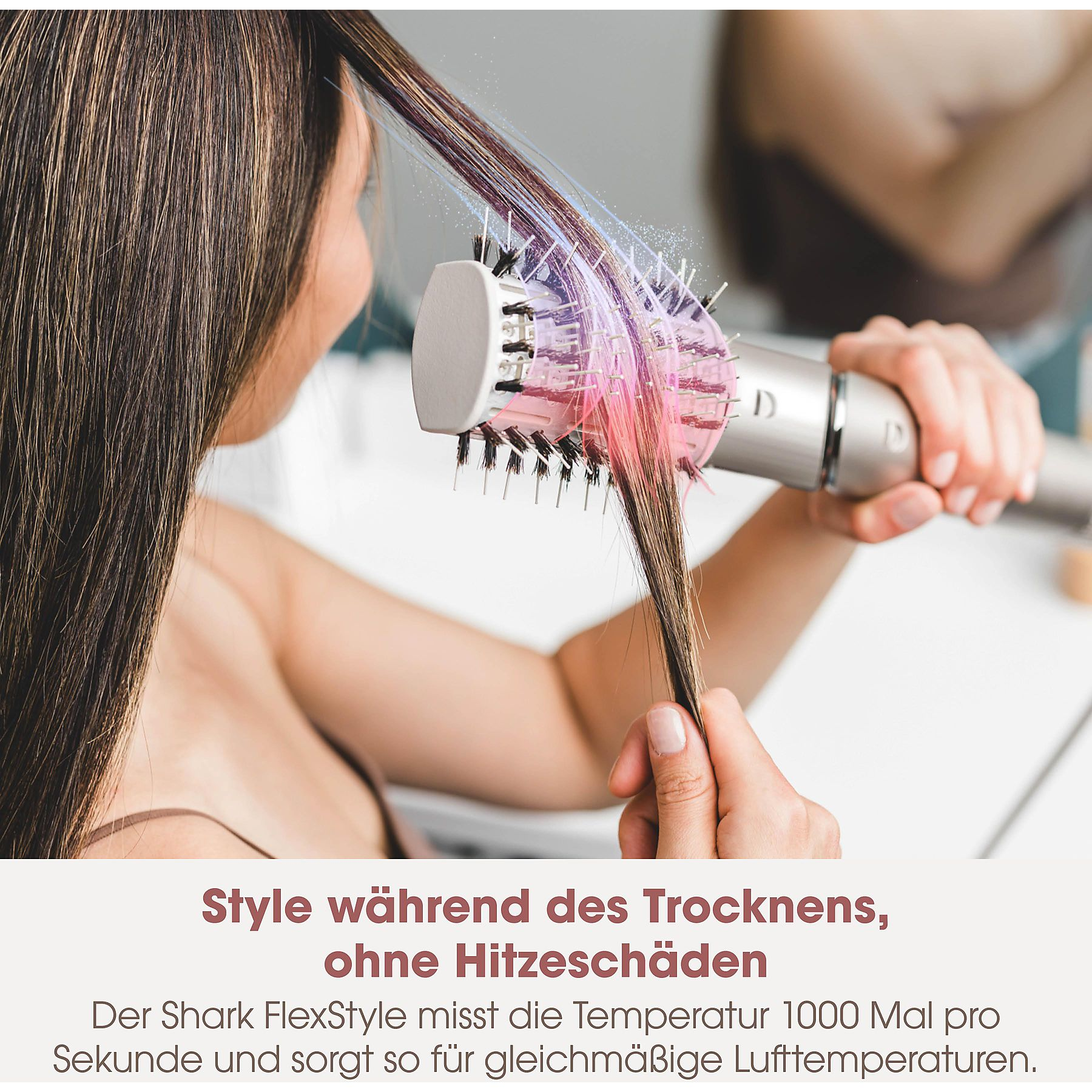 Frau trocknet Haare mit Styler. Der Styler ist von einer blauen und rosa Aura umgeben, die das Haar hervorhebt.