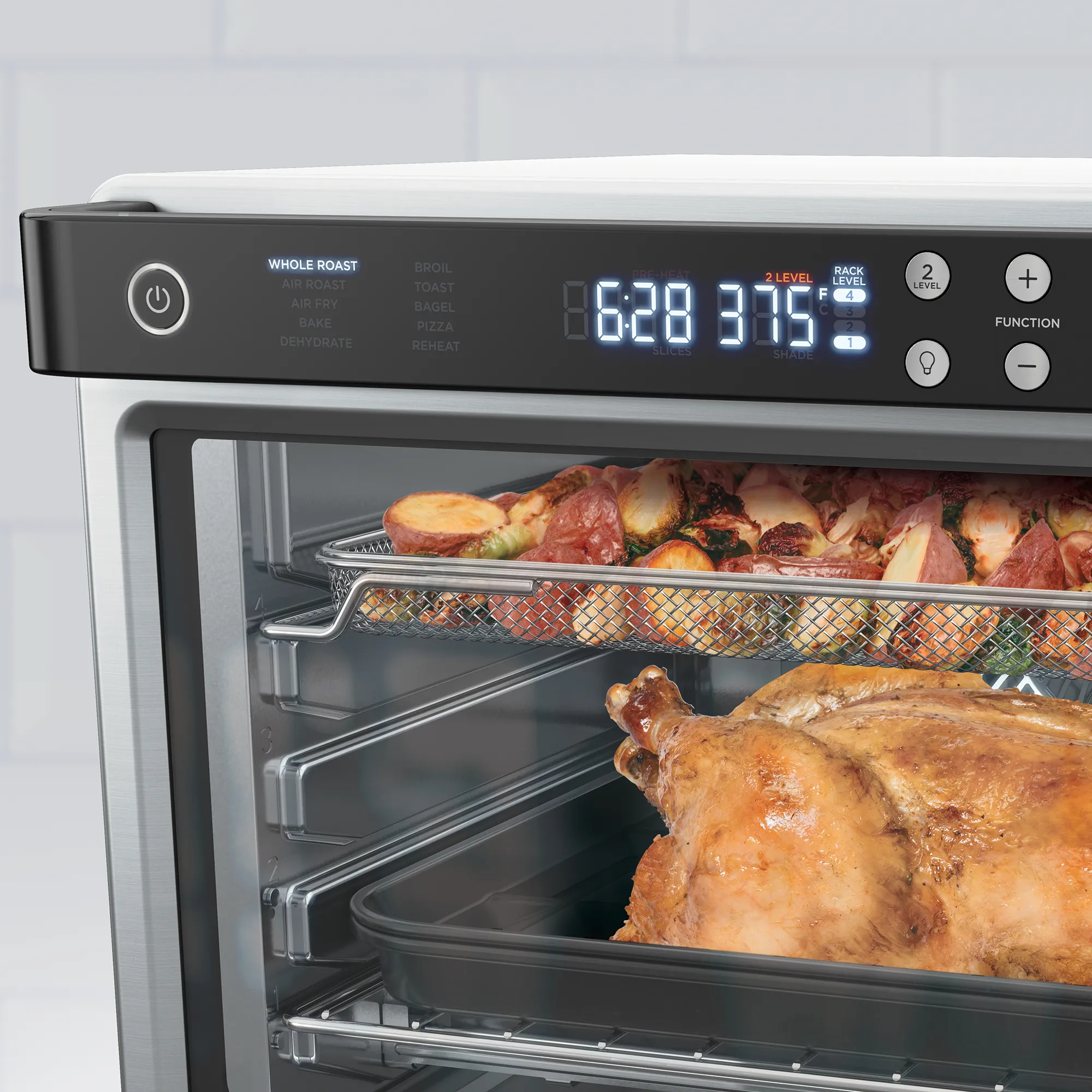 Un forno con cibo all'interno, il pannello di controllo mostra le impostazioni e il timer.