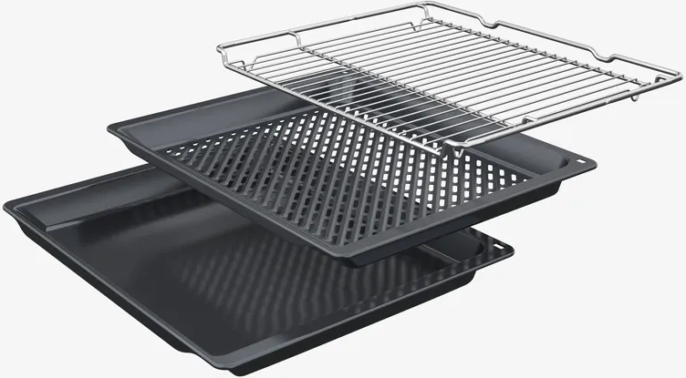 Tre accessori per forno. Una griglia, un vassoio forato e un vassoio pieno.