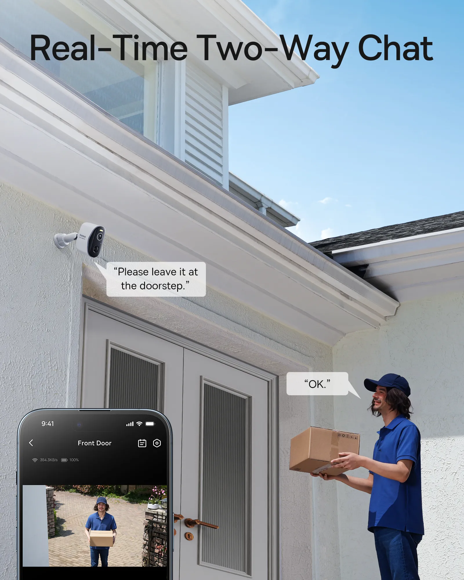 Eine Person empfängt ein Paket von einem Zusteller, mit einem Telefon, das einen Live-Feed zeigt.