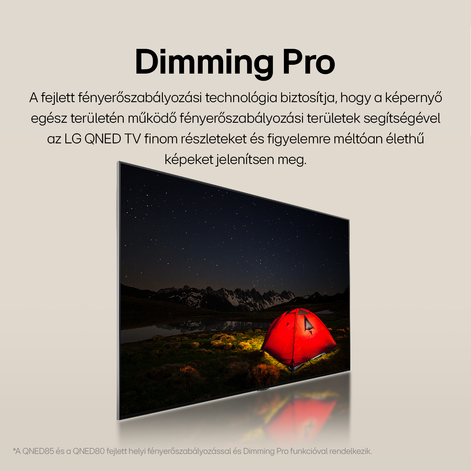 A TV képernyő egy éjszakai jelenetet mutat egy piros sátorral és hegyekkel, szöveggel.