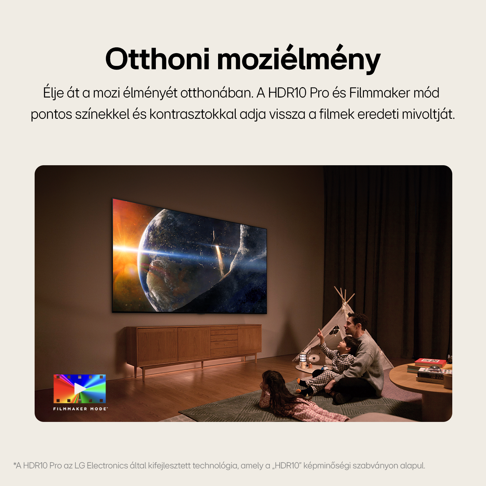 Egy család filmet néz egy nagy TV-n. A szoba hangulatos, házimozi berendezéssel rendelkezik.