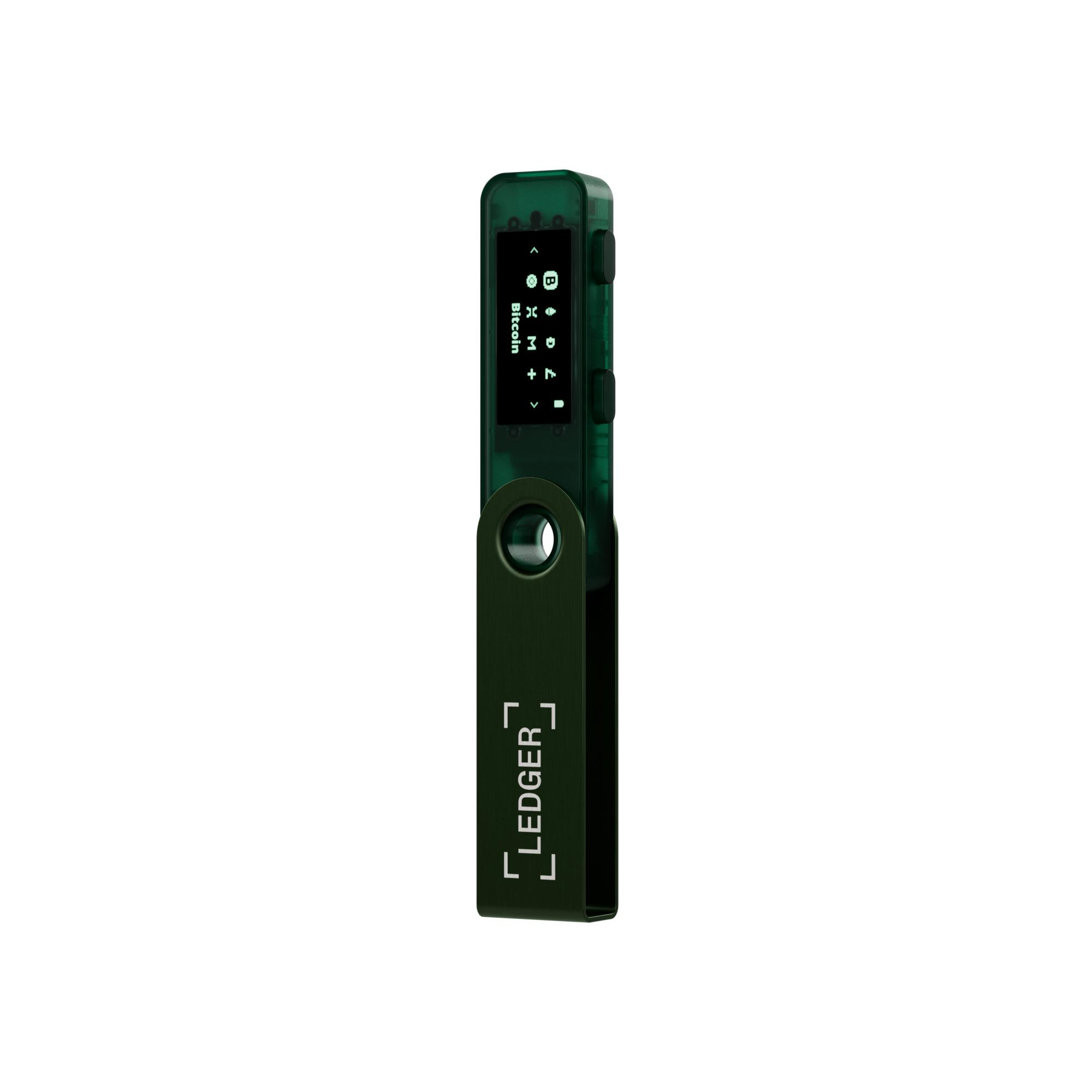 Grünes Ledger-Hardware-Wallet. Schwarzer Bildschirm zeigt Bitcoin-Info. Weißer Hintergrund.