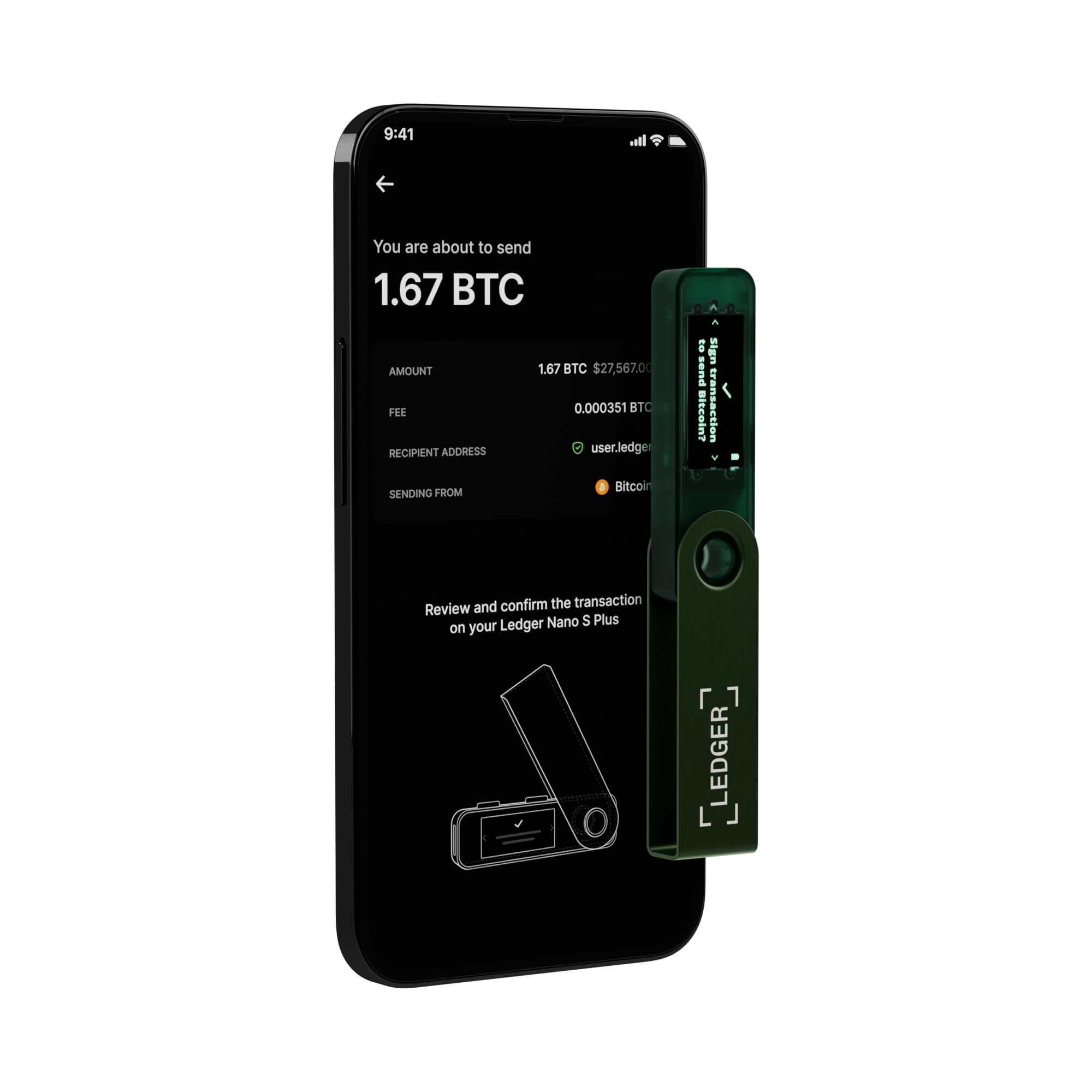 Ein Telefon zeigt einen Transaktionsbildschirm mit 1,67 BTC und einem Ledger Nano S Plus Gerät.