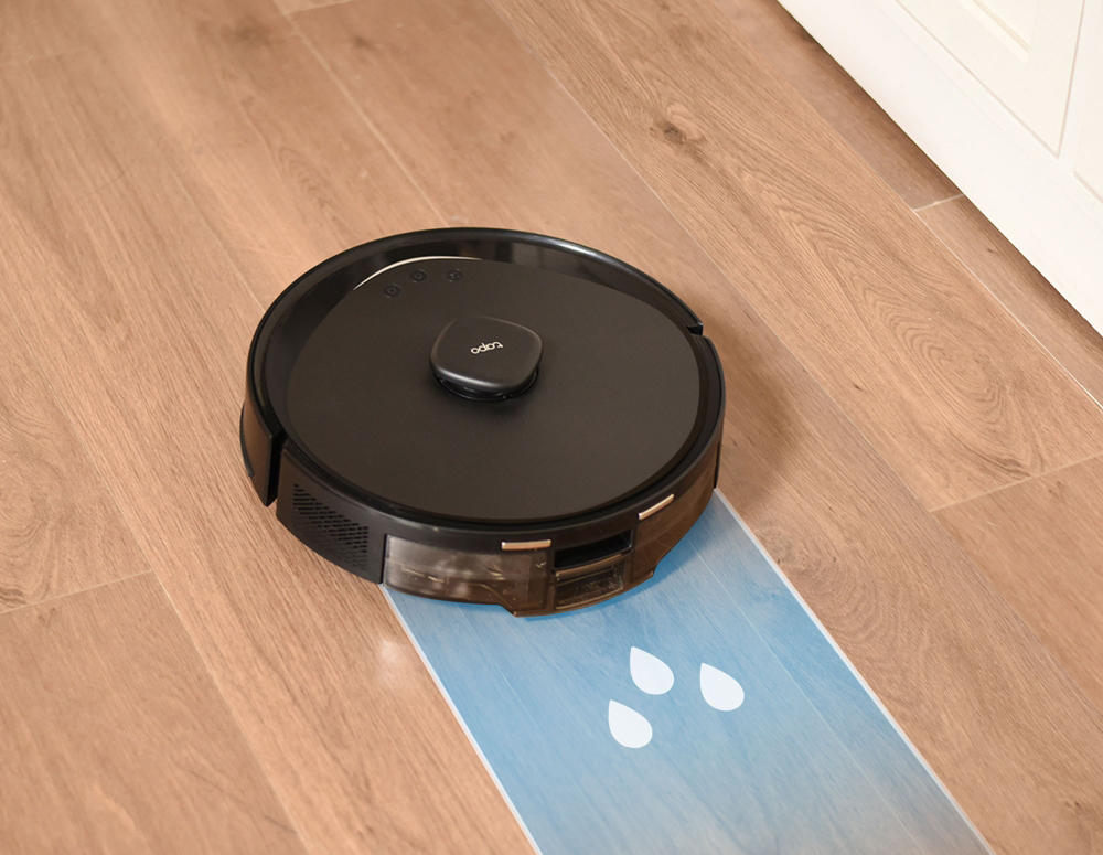 Robot porszívó fa padlót tisztít vízcsepp ikonokkal egy kék sávon.