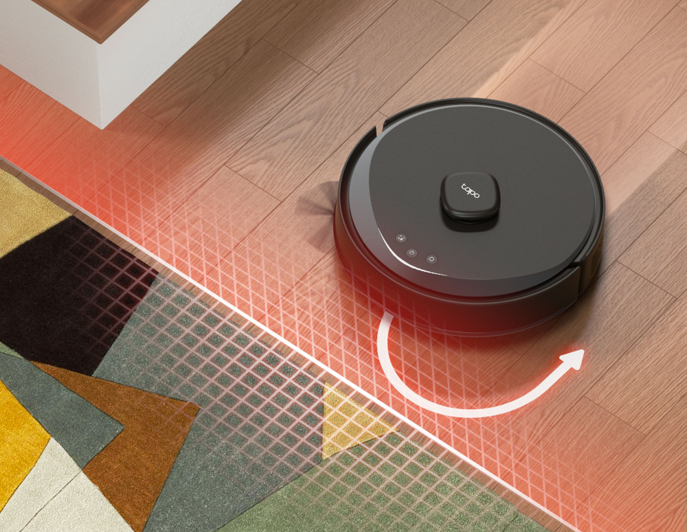 Egy robot porszívó fa padlón mozog.
