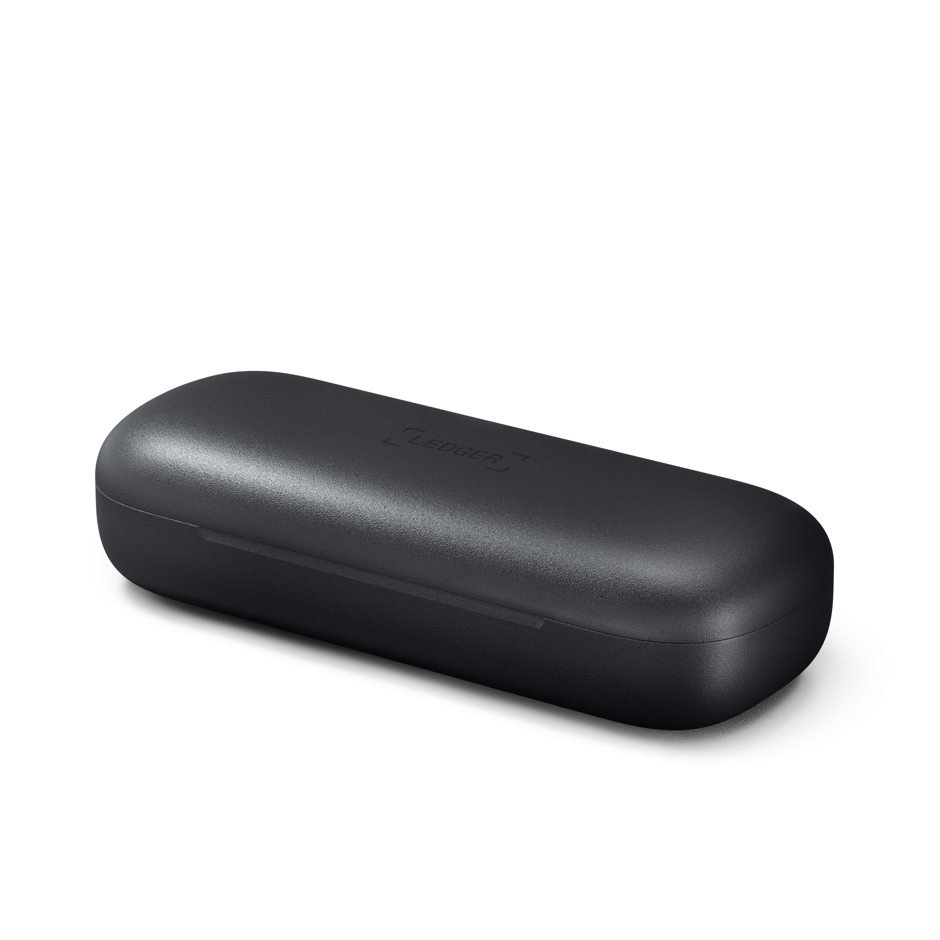 Ein schwarzes, ovales Etui mit dem Ledger-Logo.