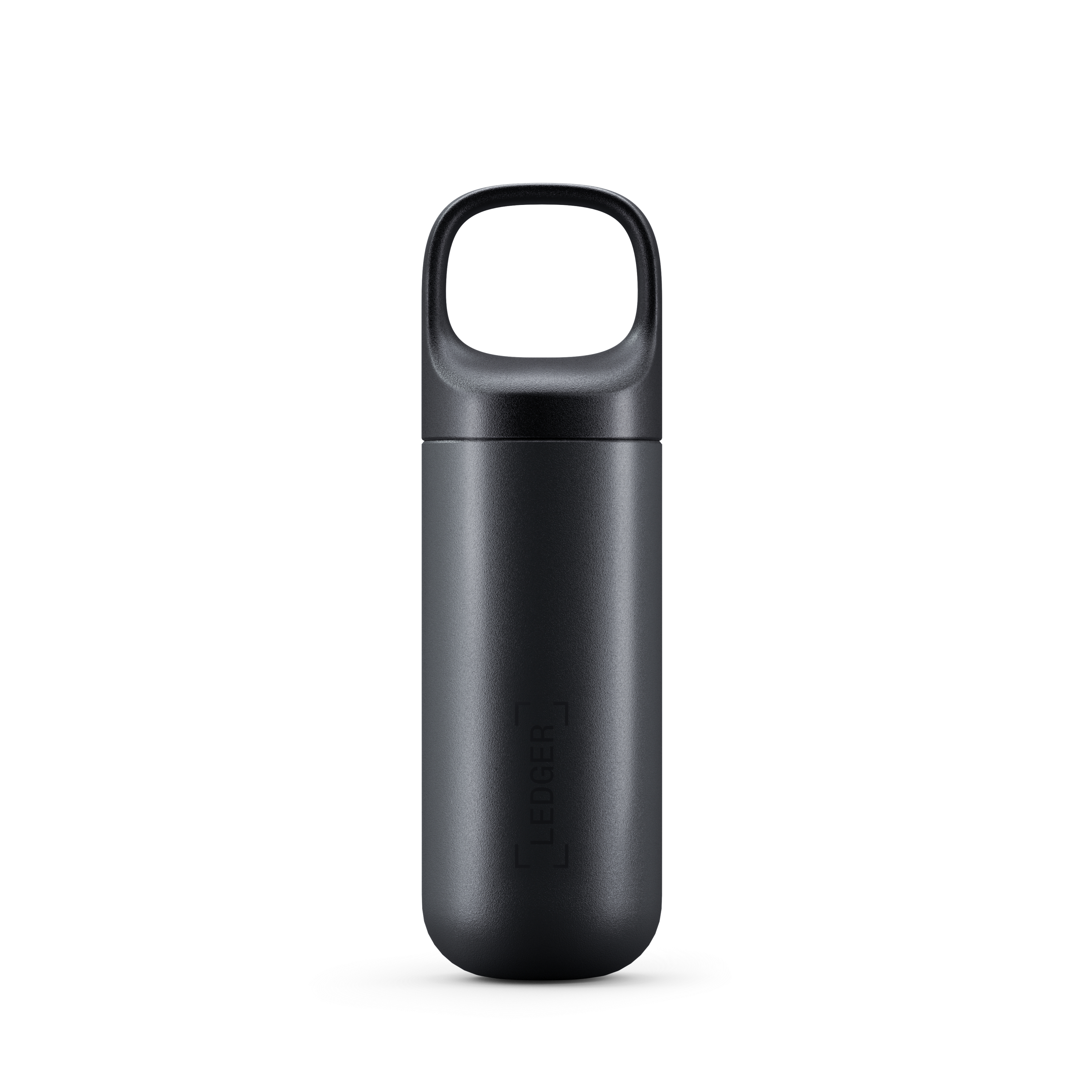 Schwarzes Ledger-Gerät mit einer Schlaufe oben und dem Ledger-Logo an der Seite.