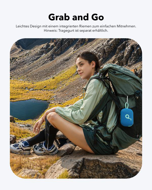 Frau mit Rucksack sitzt auf Felsen, blickt weg. Berge im Hintergrund.