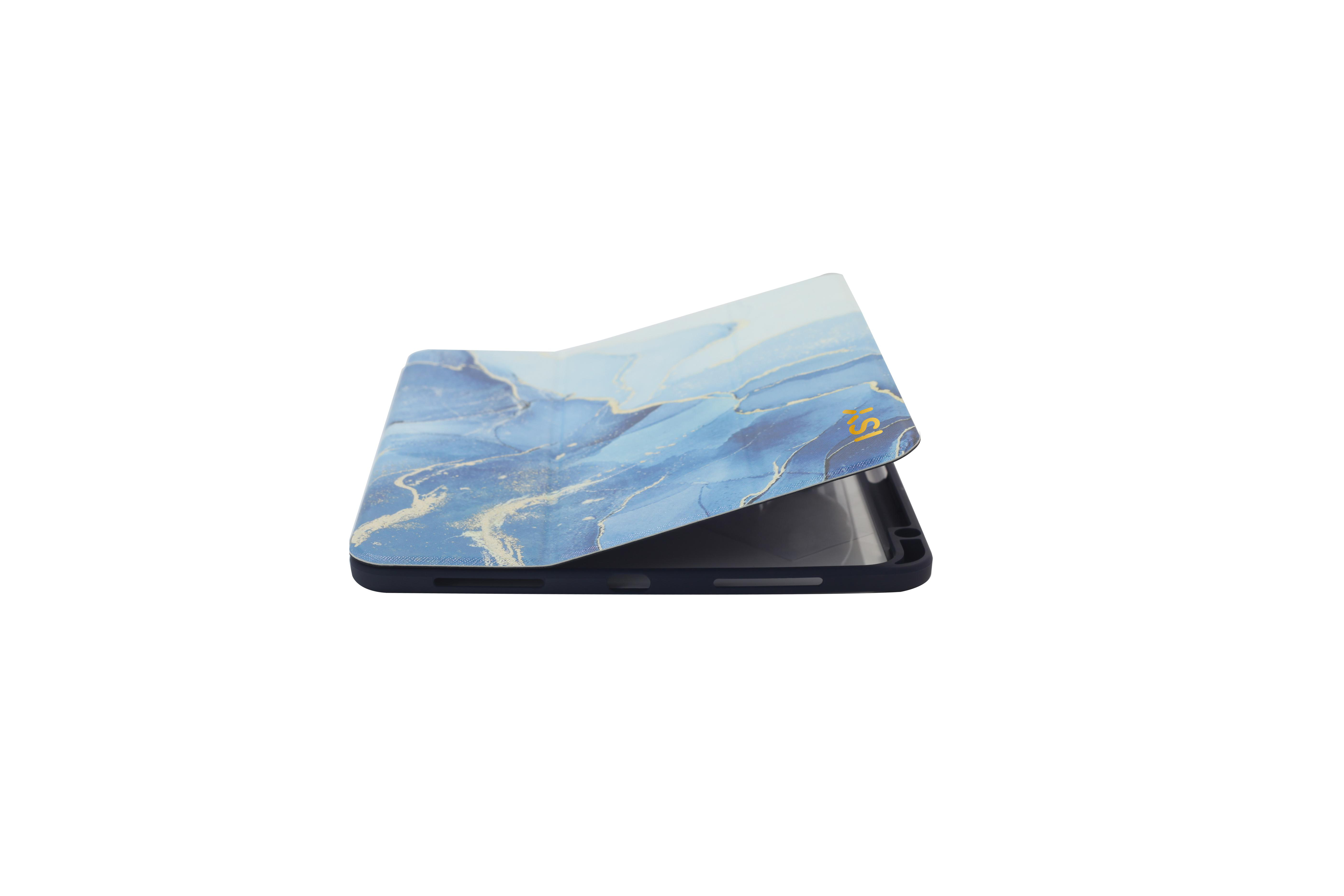 Eine blau-weiß marmorierte Tablet-Hülle, leicht geöffnet, auf einer weißen Oberfläche liegend.
