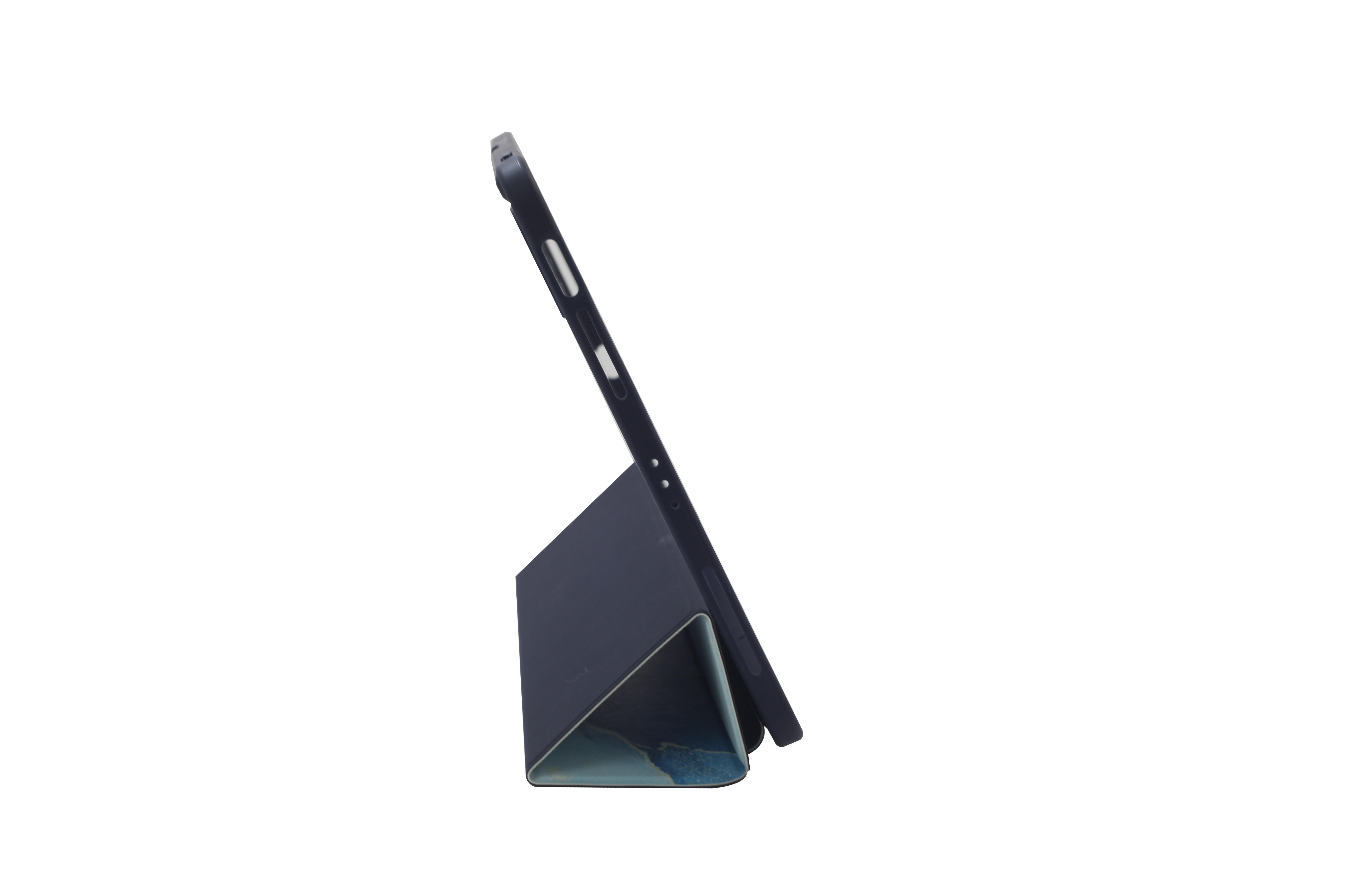 Blaues Tablet in einer Hülle, Seitenansicht. Die Hülle ist dunkelblau mit Muster.