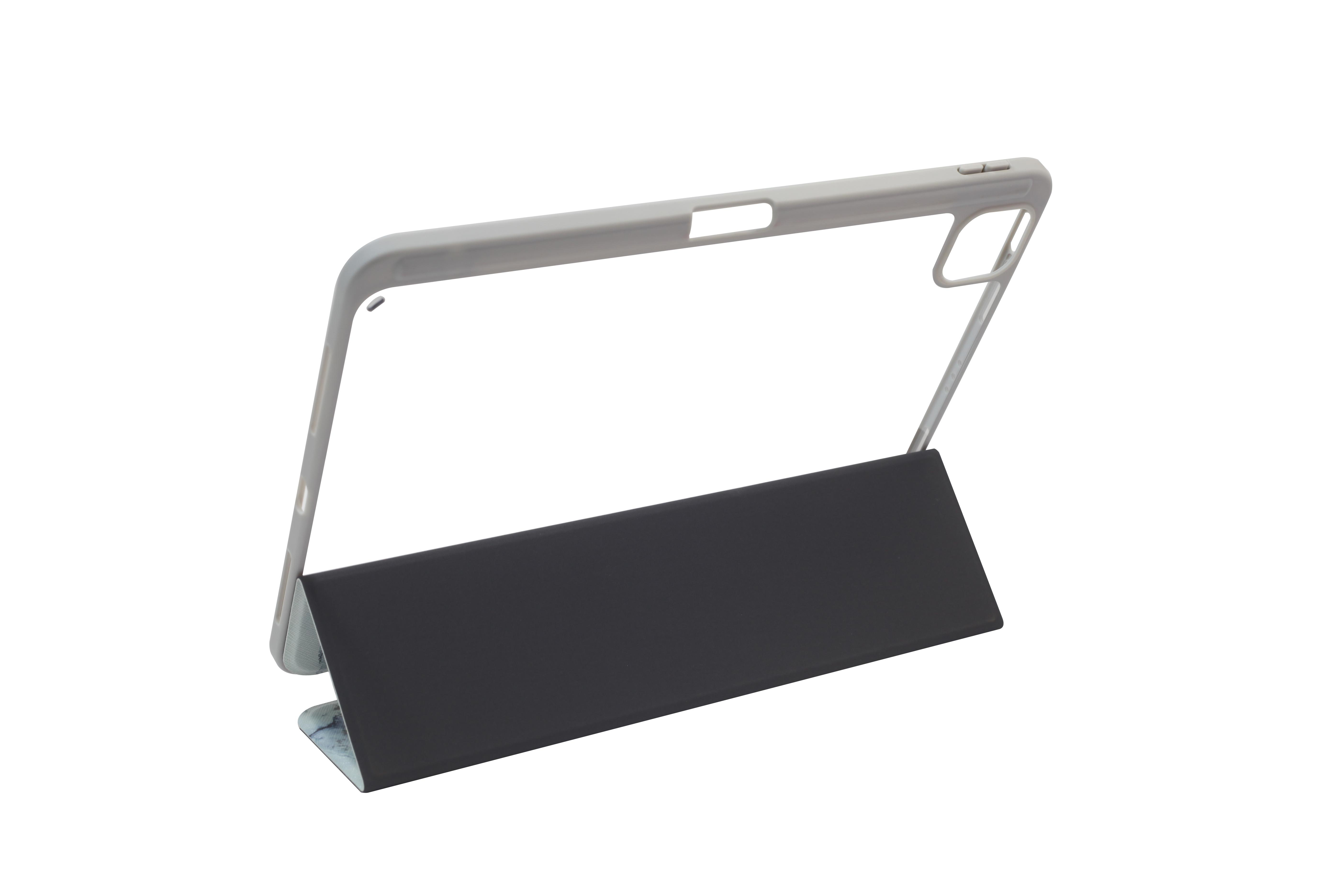 Eine grau-schwarze Tablethülle mit durchsichtiger Vorderseite, auf weißem Hintergrund geöffnet.
