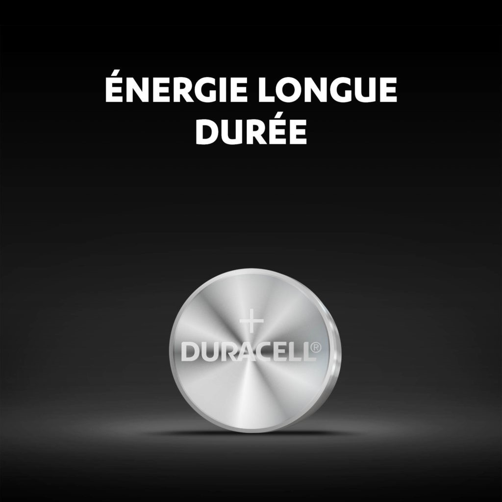 Una batteria Duracell argentata su sfondo scuro con testo in francese: 'Energia di lunga durata'.