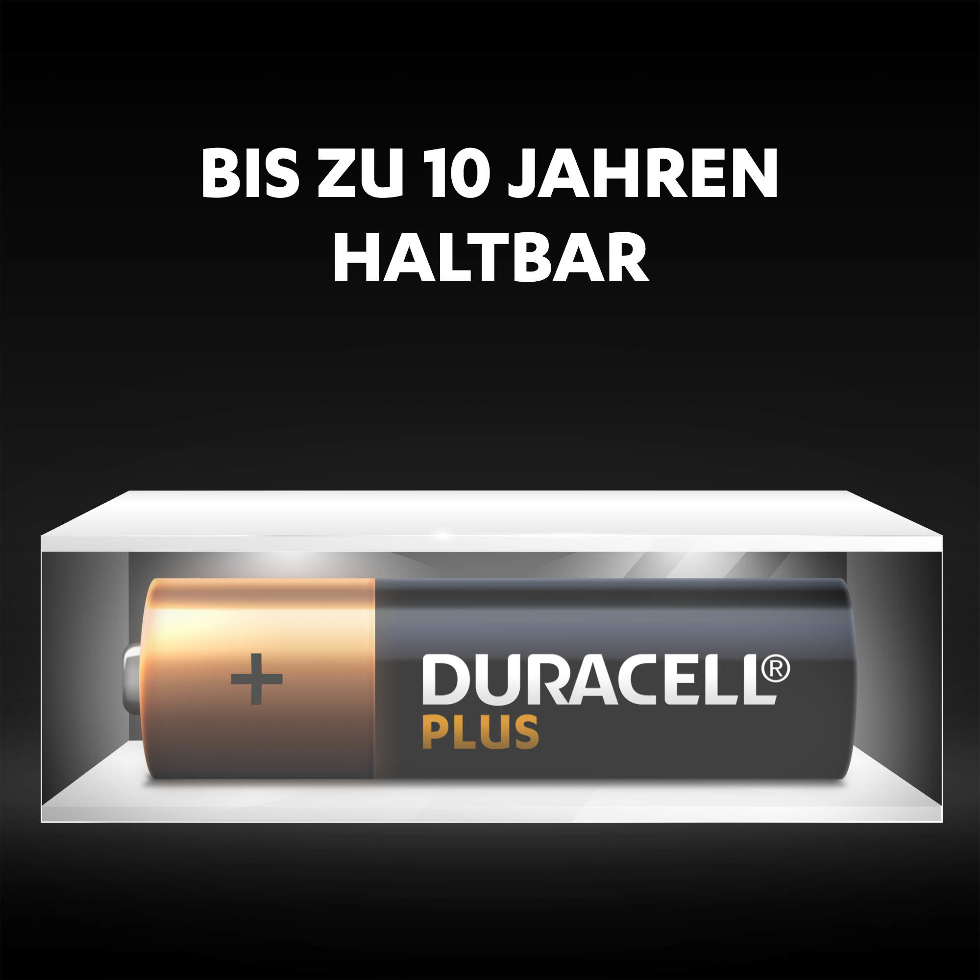 Una batteria Duracell Plus in una vetrina trasparente con testo.