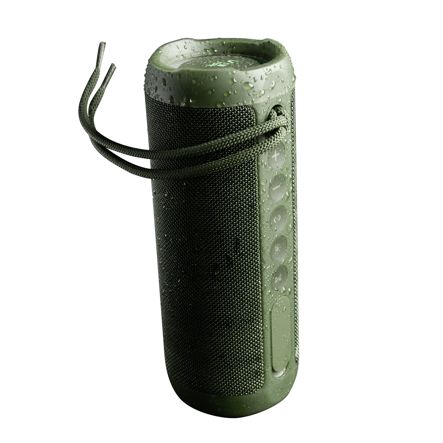 Altavoz verde impermeable con gotas de agua, primer plano, fondo blanco.