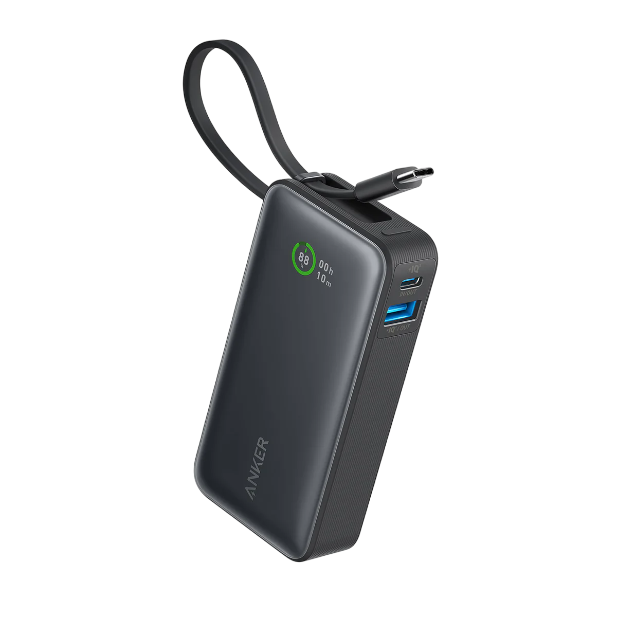 Siyah Anker powerbank, ekran ve bağlı siyah kayış ile siyah bir arka plan üzerinde.