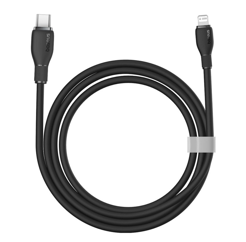 Siyah USB-C - Lightning kablosu, beyaz zemin üzerinde kıvrılmış. Baseus markası.