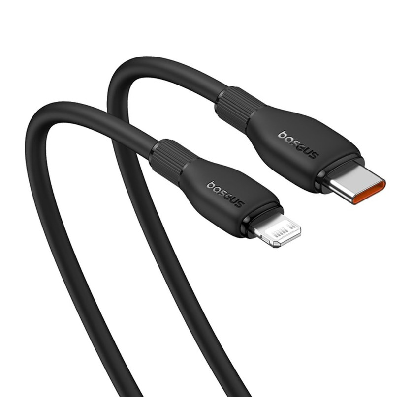 Birbirine bağlı iki siyah USB-C - Lightning kablosu, beyaz bir arka plan üzerinde duruyor.