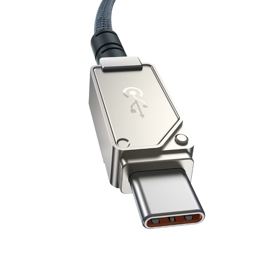 Gümüş konektörlü ve örgülü siyah kablolu USB-C kablosu, beyaz zemin üzerinde açılı duruyor.