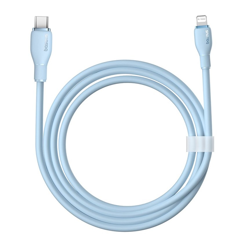 USB-C ve Lightning konektörlü, sarılı mavi bir şarj kablosu.