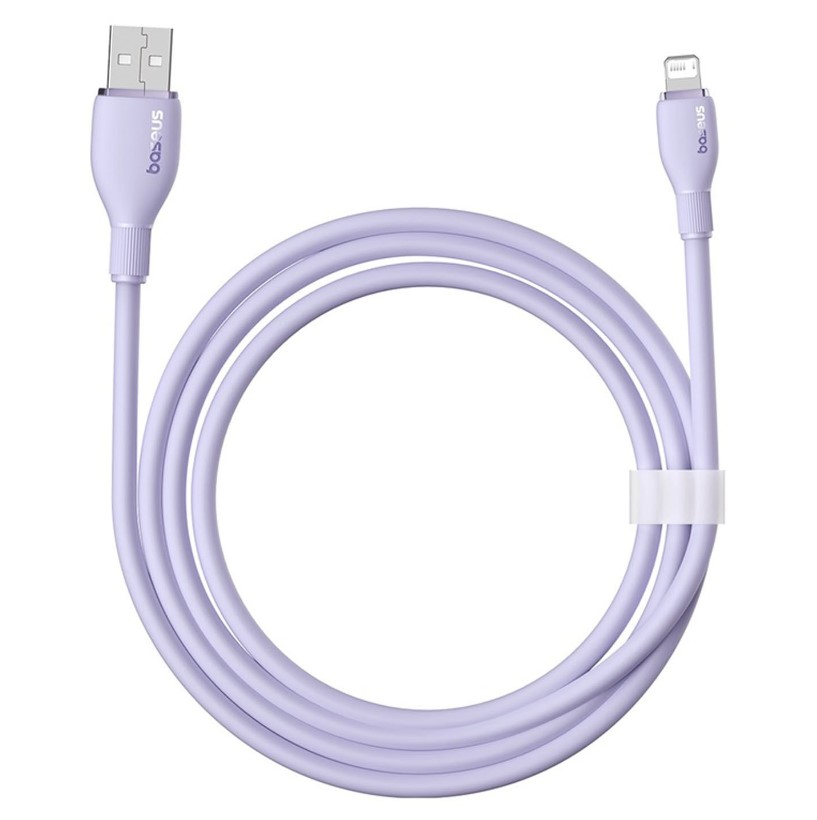 Mor USB-A - Lightning kablosu, kıvrılmış, beyaz klipsli, beyaz zemin üzerinde.