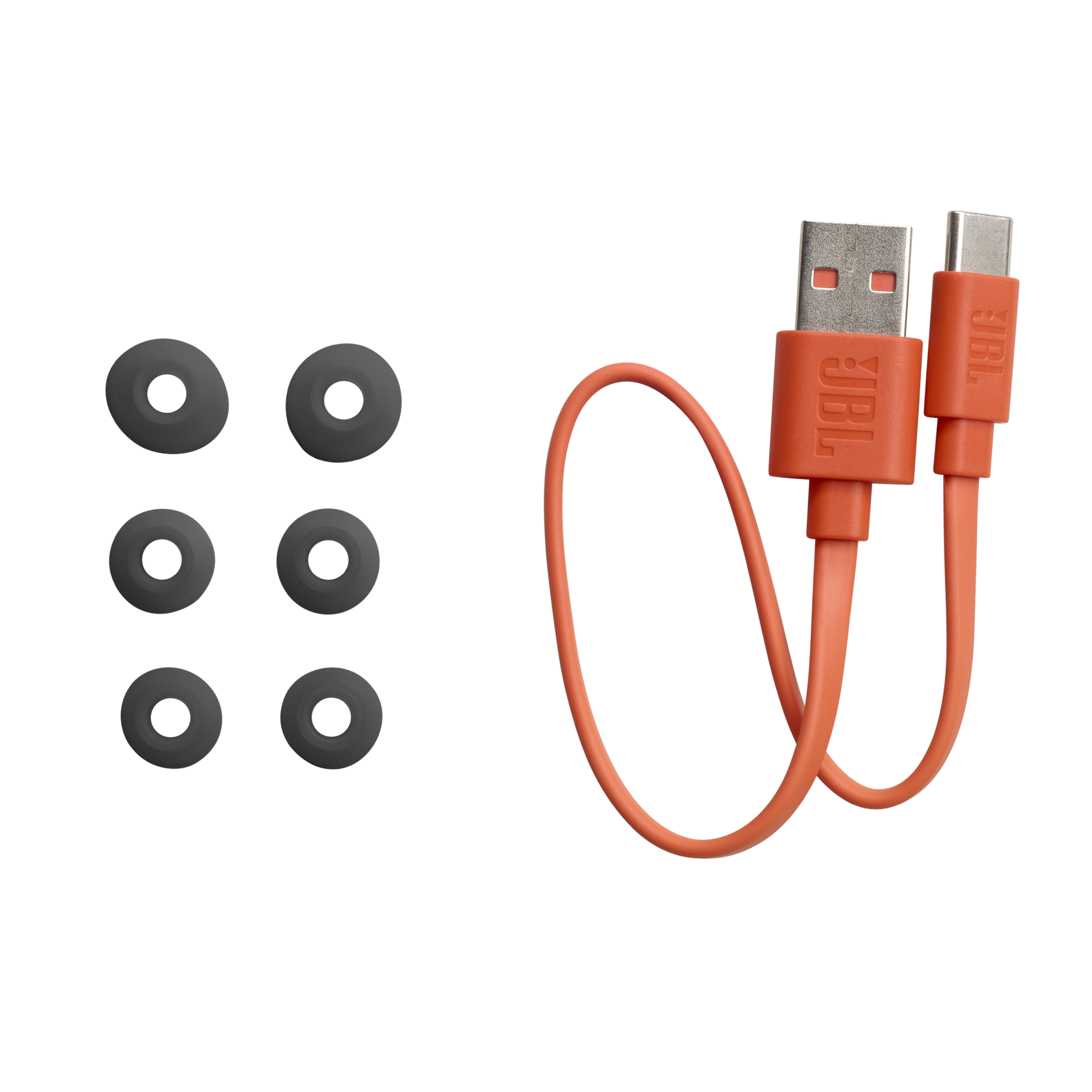 Kulaklık uçları ve USB-C konektörlü turuncu USB kablosu. Hepsi siyah zemin üzerinde.