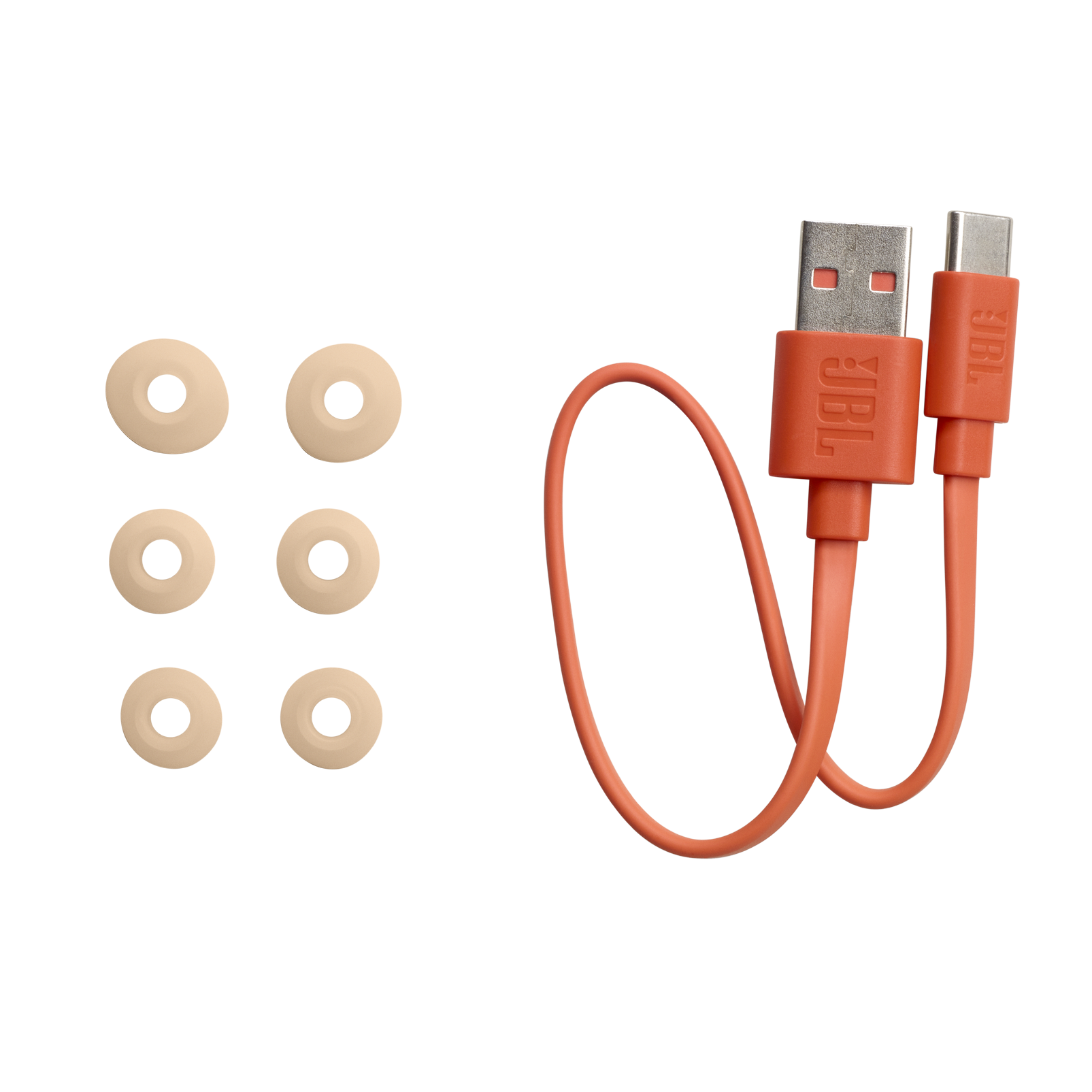 Kulaklık uçları ve JBL markalı turuncu bir USB şarj kablosu, siyah bir arka plan üzerinde.
