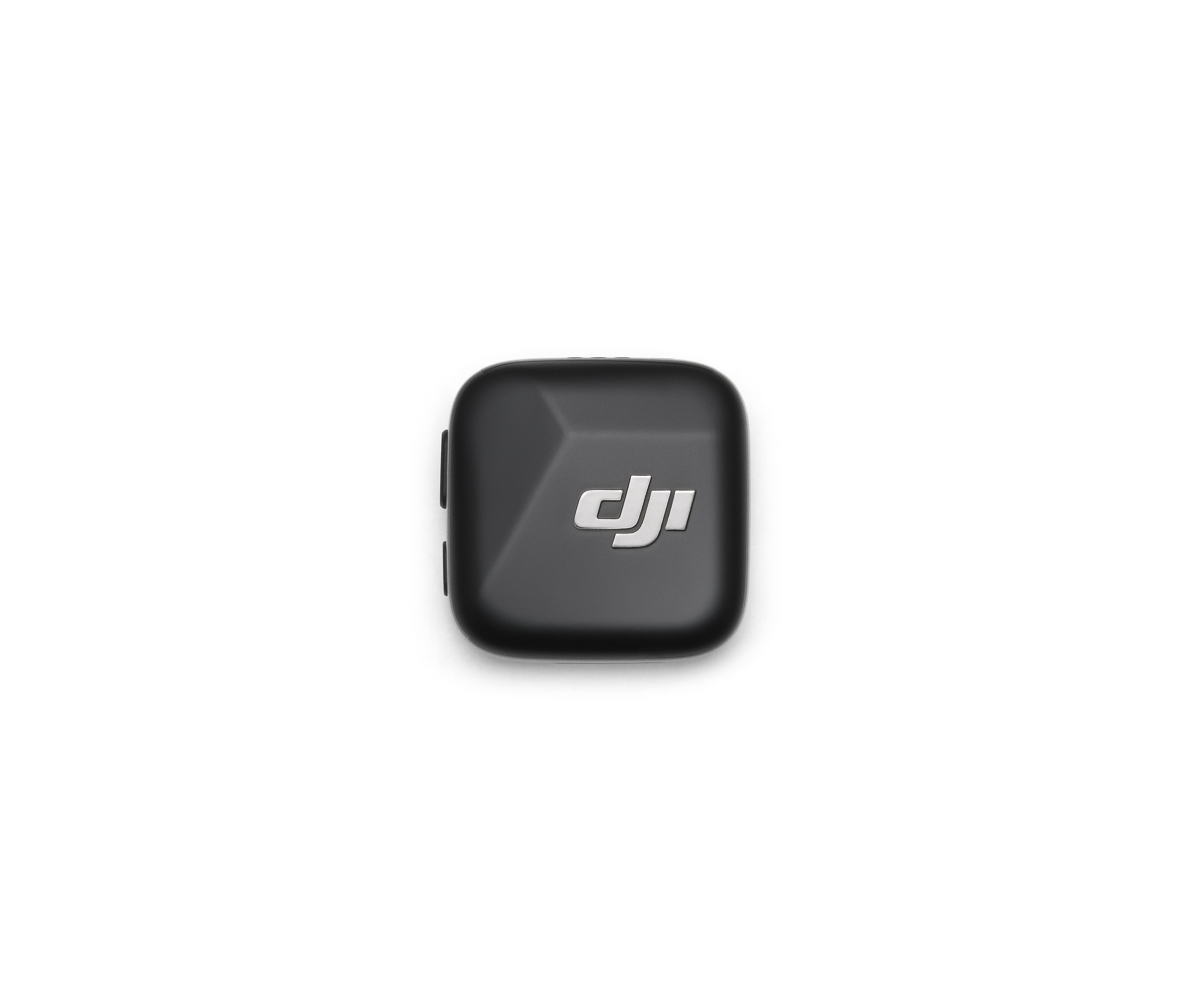 Ein schwarzes quadratisches Gerät der Marke DJI mit abgerundeten Ecken auf weißem Hintergrund.