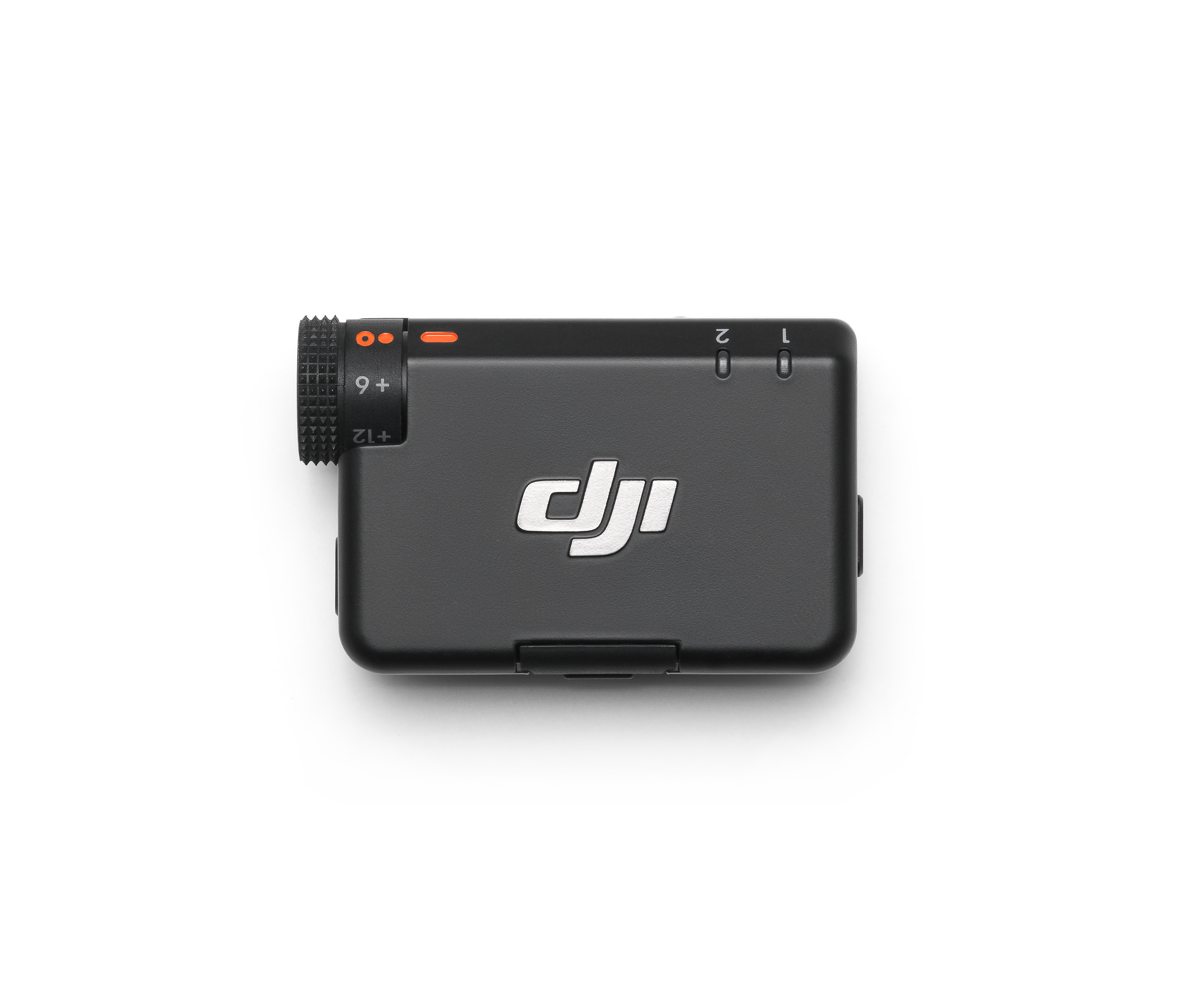 Ein schwarzes DJI-Mikrofon mit Drehregler und Knöpfen, isoliert auf Weiß.