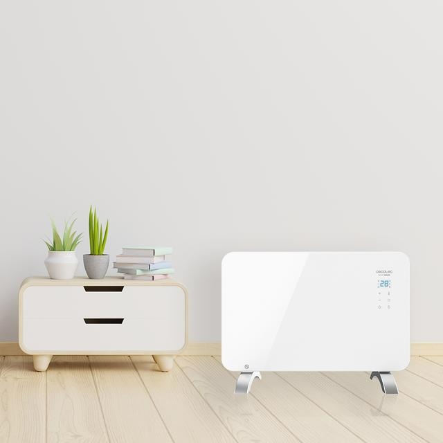 Calentador eléctrico blanco con pantalla digital, en suelo de madera. Fondo blanco.