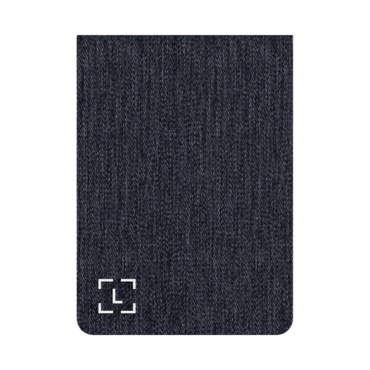 Tessuto denim scuro con logo bianco nell'angolo in basso a sinistra. Sfondo bianco.