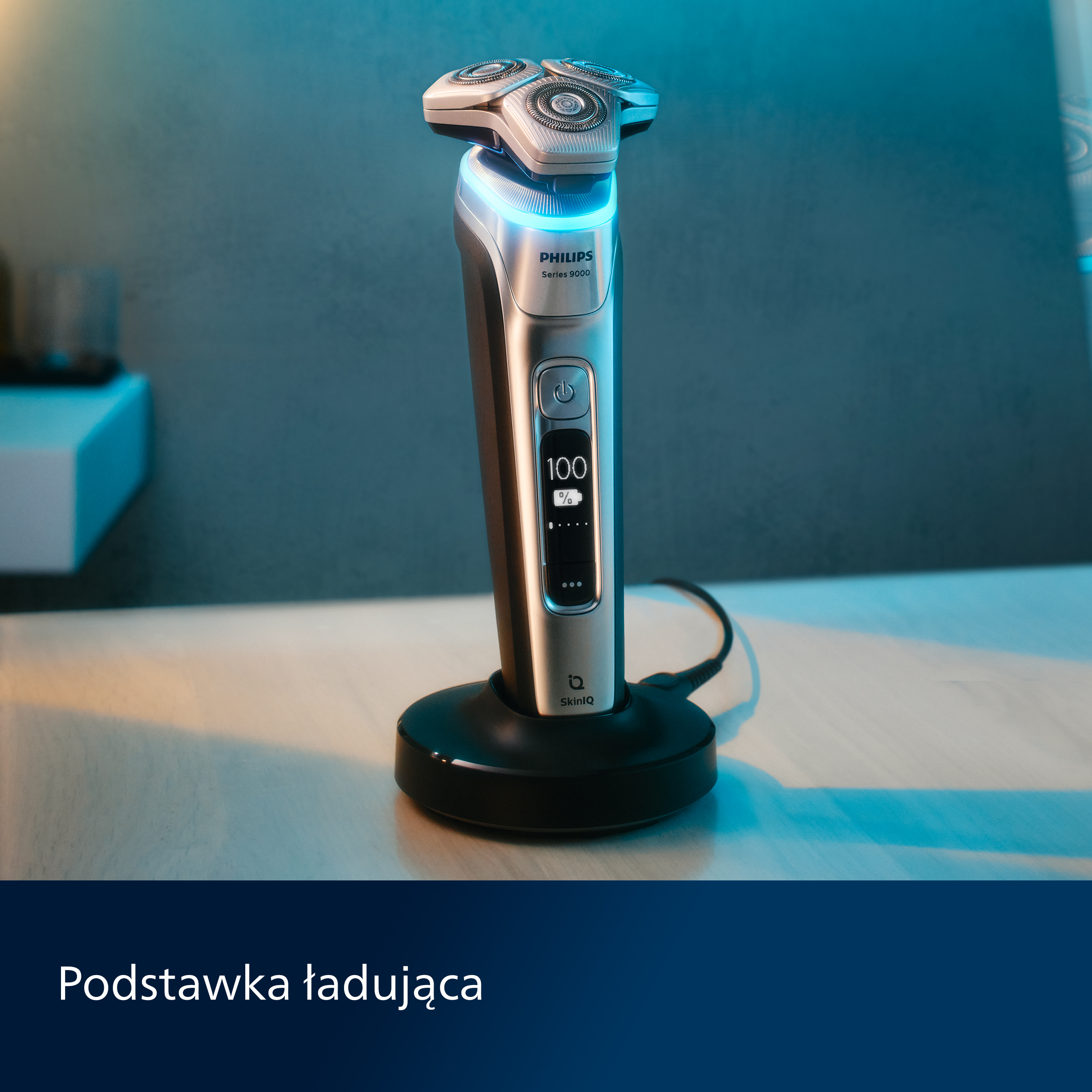 Srebrno-czarna golarka elektryczna w czarnej stacji ładującej.