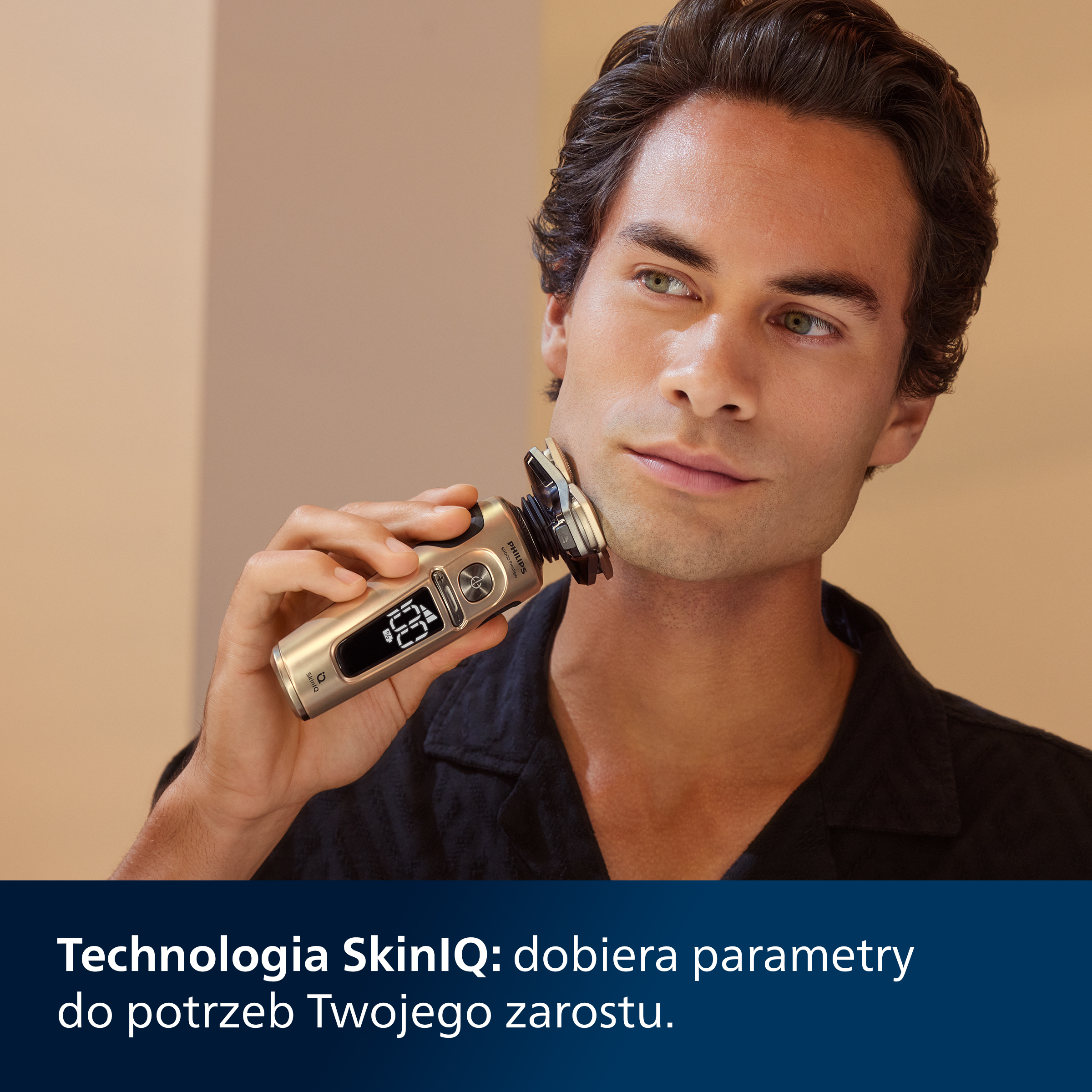 Mężczyzna golący się złotą golarką elektryczną. Tekst poniżej brzmi "Technologia SkinIQ".