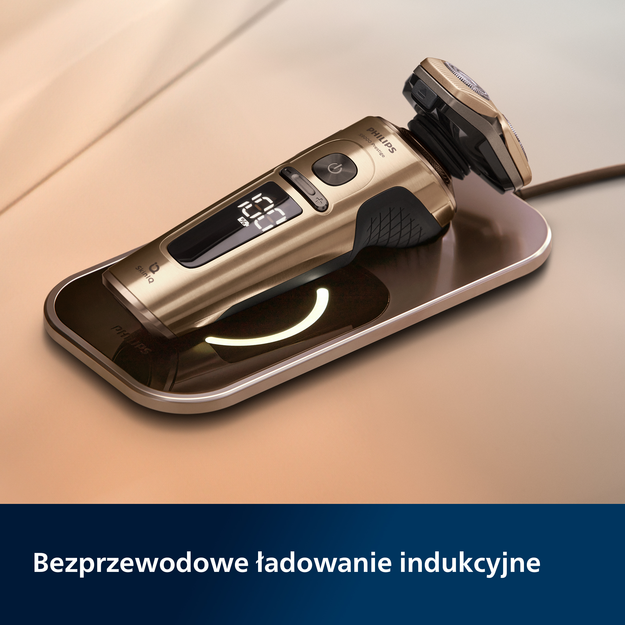 Złoto-czarna golarka Philips na stacji ładującej, wyświetlacz jest podświetlony.