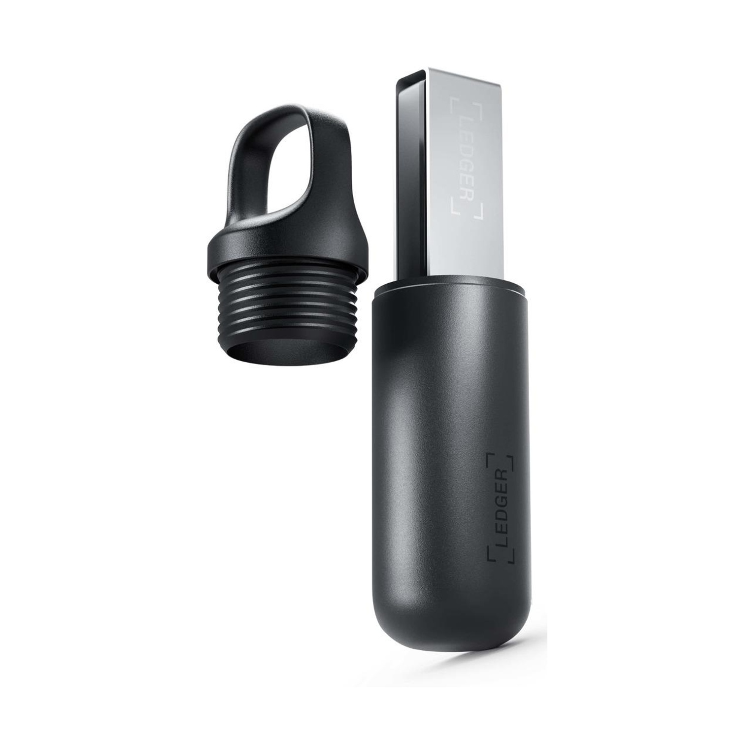 Un portafoglio hardware Ledger nero con il suo cappuccio accanto. Il Ledger è un dispositivo simile a USB.
