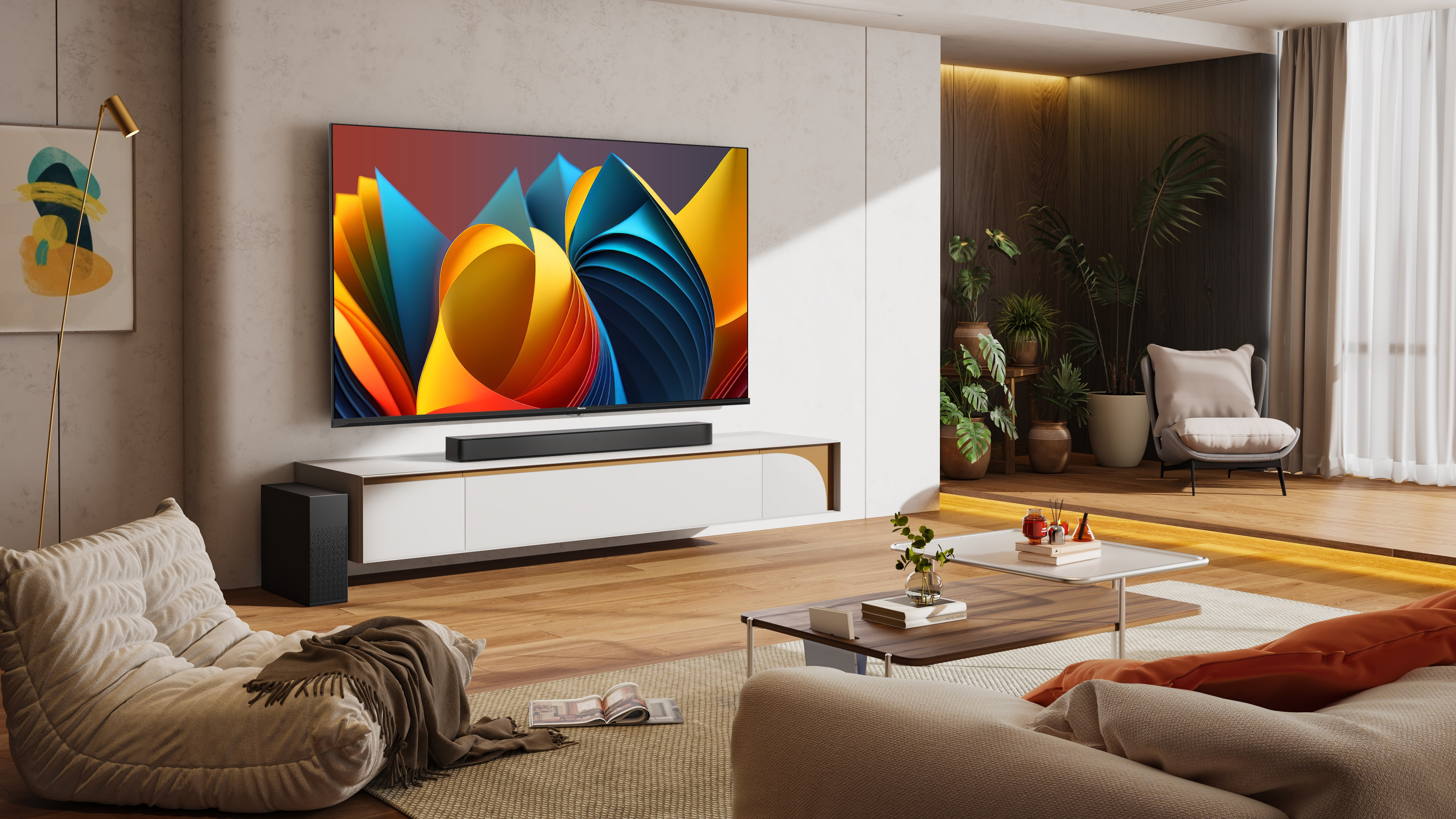 Salon. TV z abstrakcyjną sztuką. Sofa, stolik kawowy i worek do siedzenia. Drewniana podłoga, nowoczesny design.