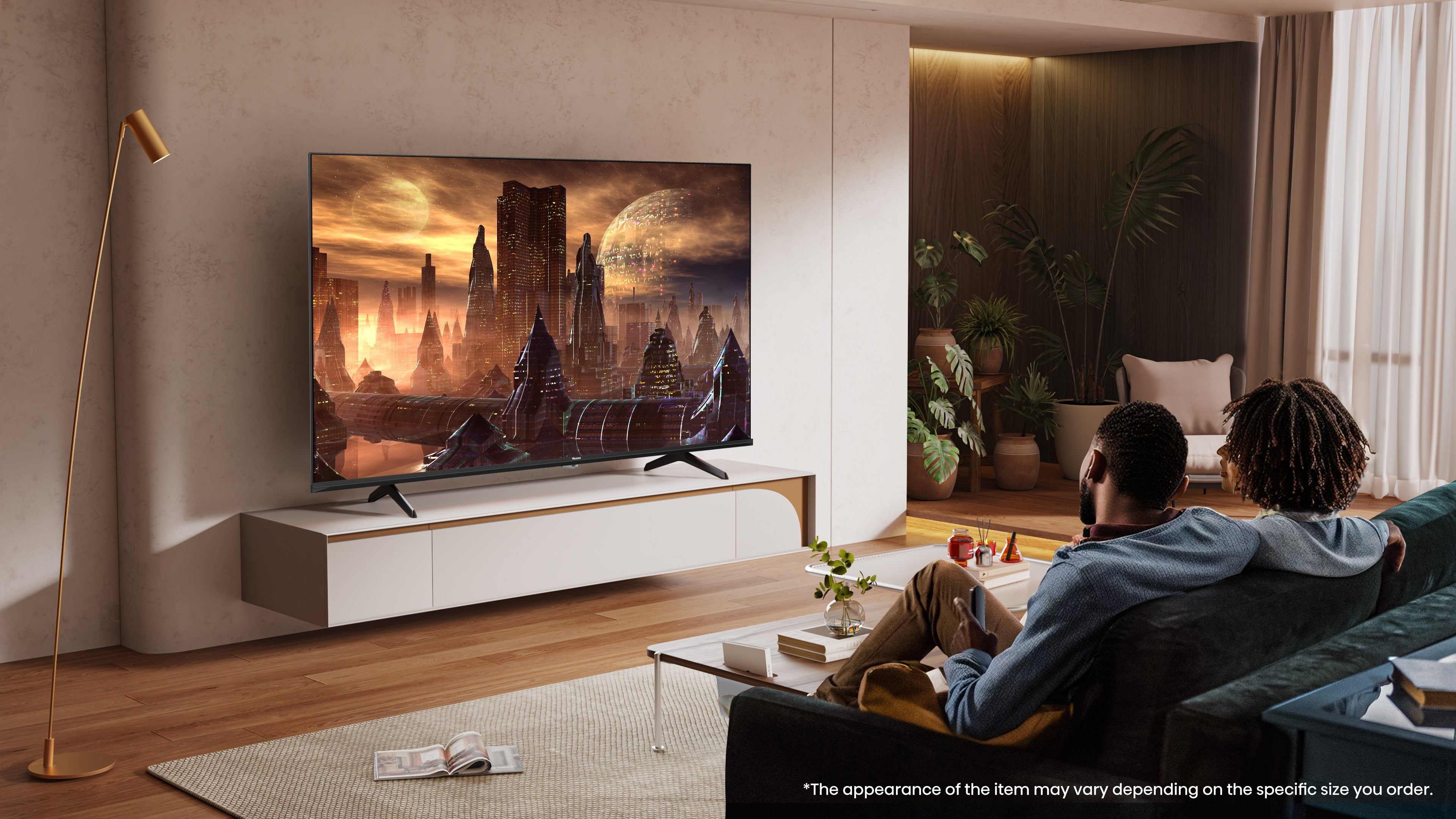 Para ogląda telewizor z fantastyczną sceną miasta. Pokój ma drewniane podłogi i nowoczesny design.