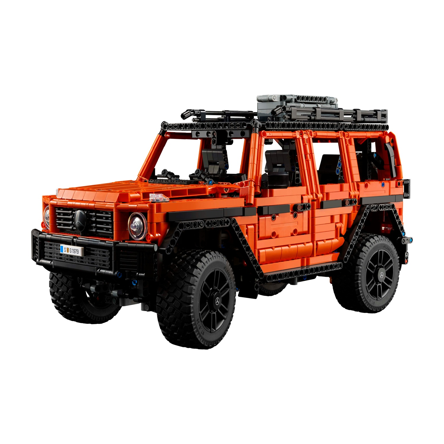 Auto fuoristrada LEGO Technic arancione con ruote e dettagli neri, su sfondo bianco.