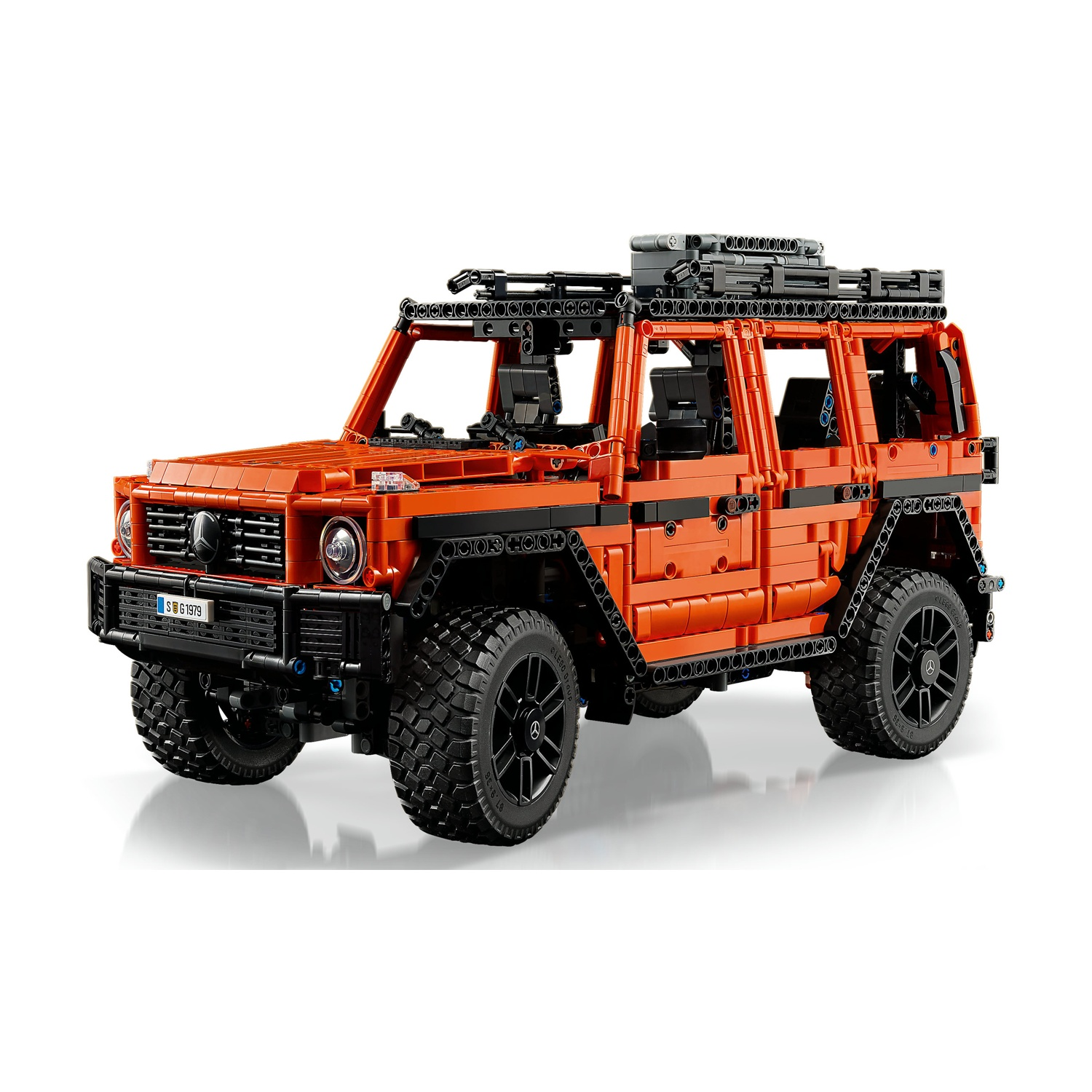 Un modello Lego arancione di un Mercedes-Benz G-Wagon, che mostra i suoi dettagli.