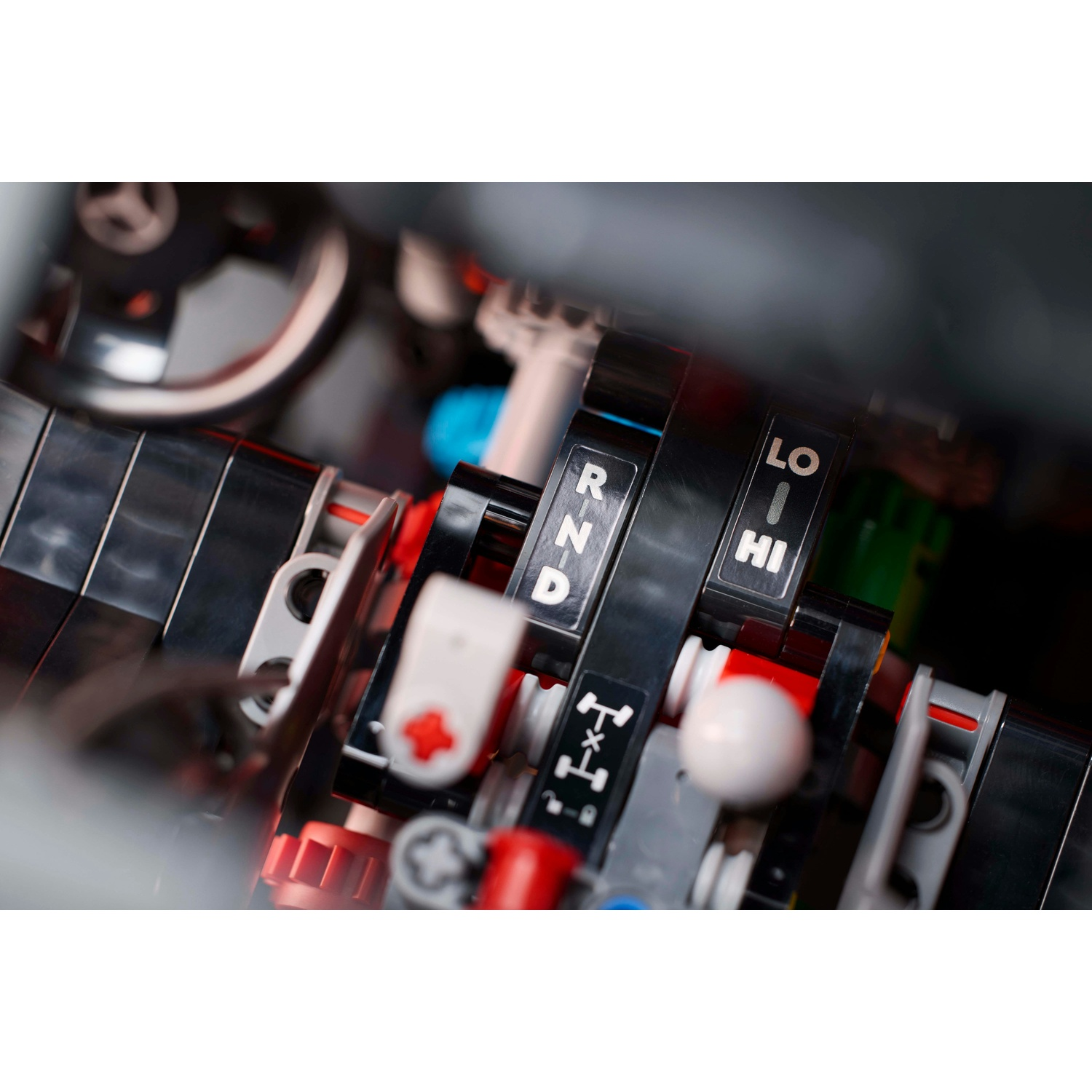 Vista ravvicinata del cambio LEGO Technic con marcature RND e LO-HI, dettagli rossi e bianchi.