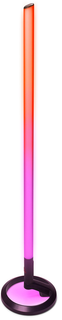 Een lange, slanke lamp met rode en roze verlopen. Staat op een zwarte basis met een cirkelvormig ontwerp.