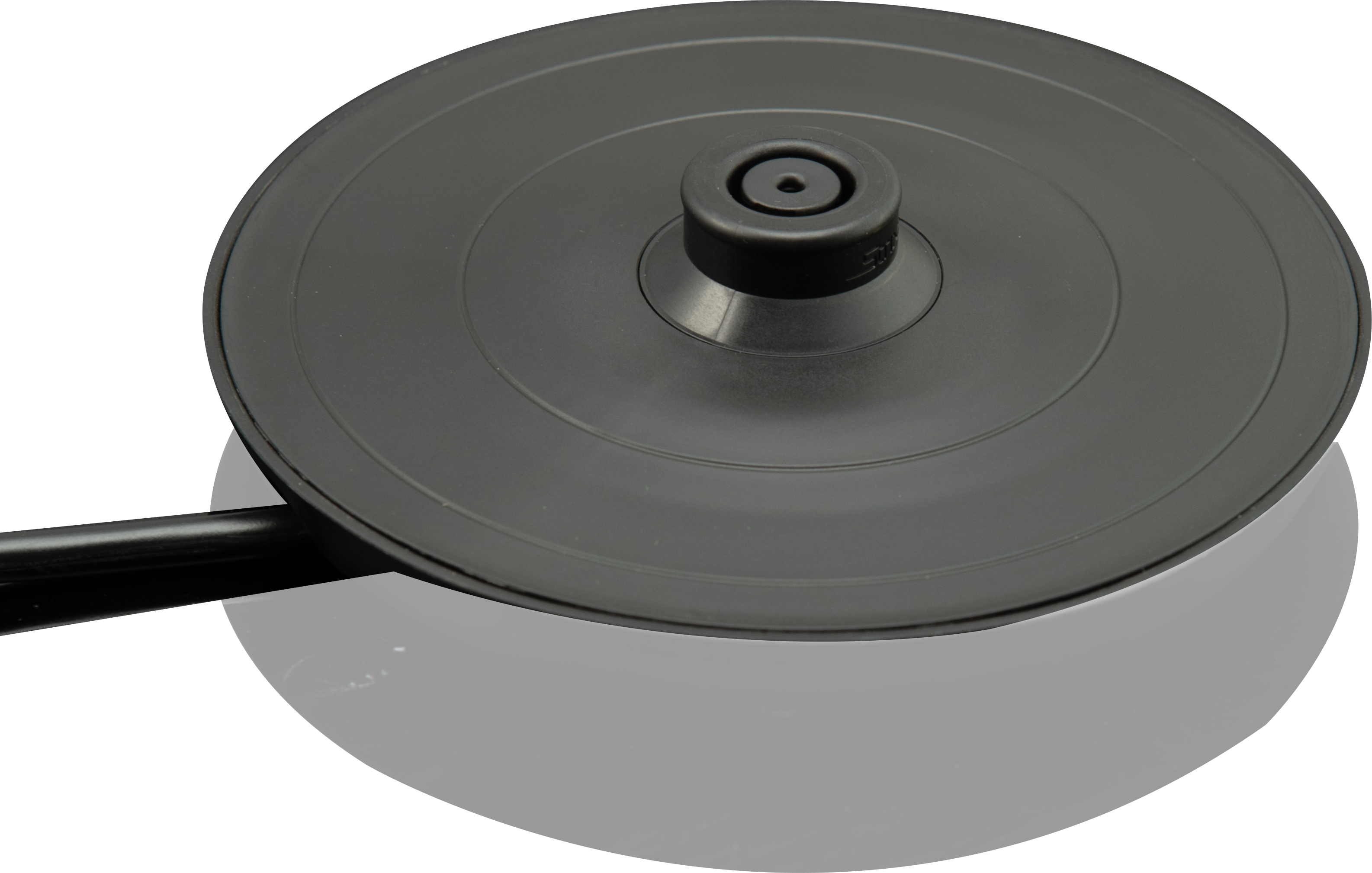 Base circulaire noire d'un appareil avec bouton central. Surface brillante, fond noir.
