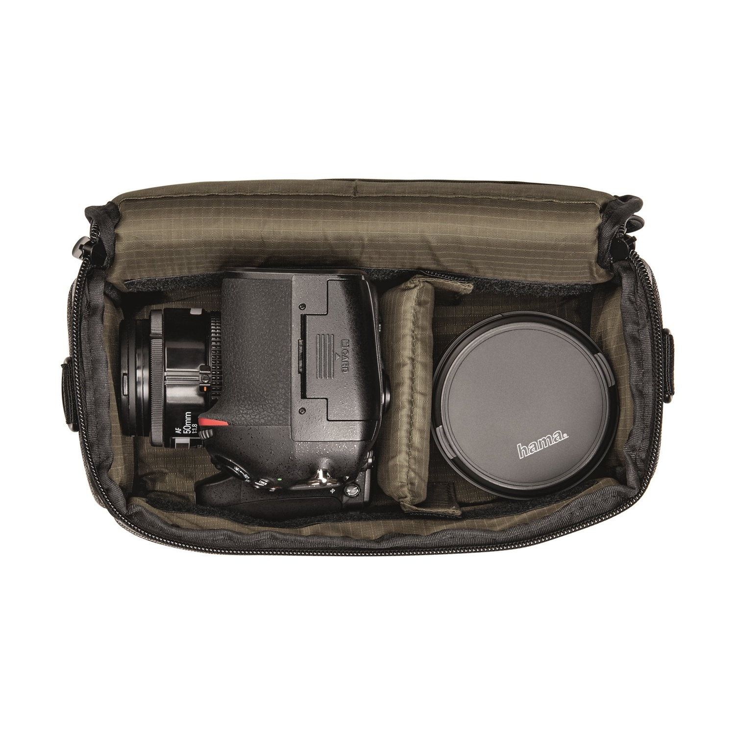 Borsa per fotocamera con fotocamera e obiettivo all'interno, con coperchio nero e interno verde.