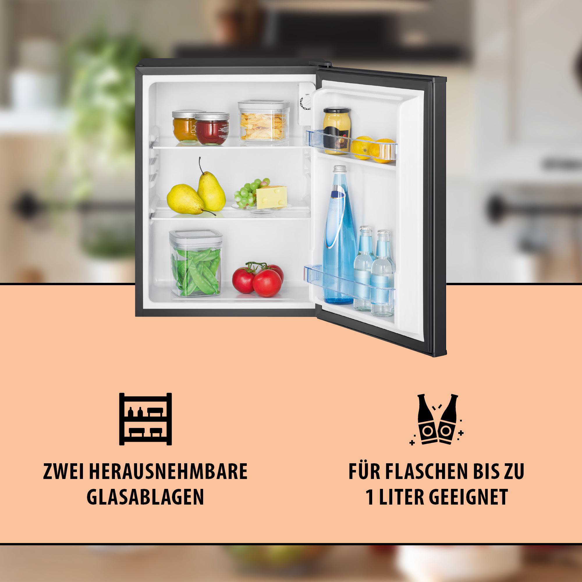Ein offener Kühlschrank mit Lebensmitteln und Getränken auf den Regalen.
