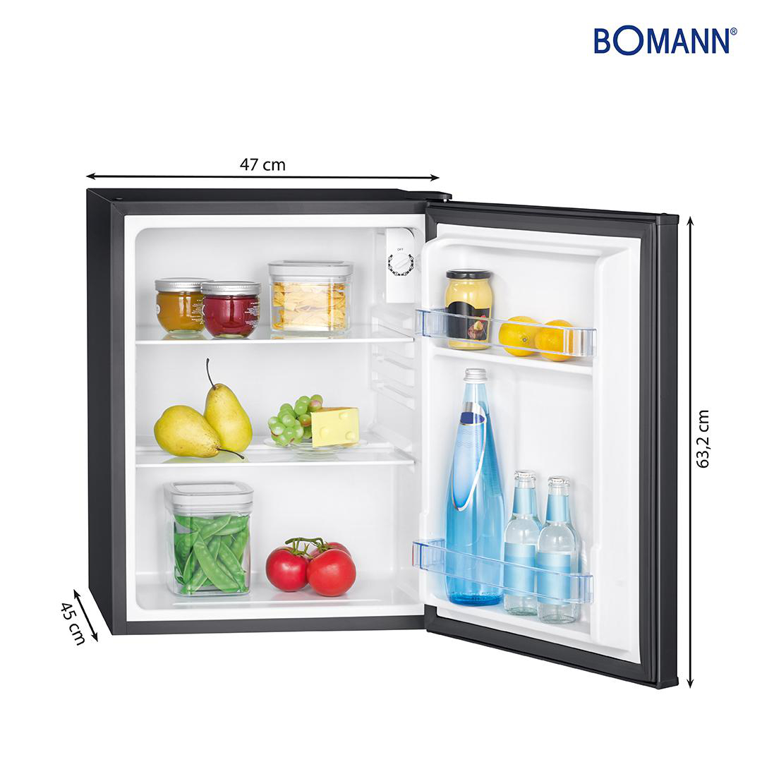 Ein offener kleiner Kühlschrank mit Lebensmitteln, darunter Gläser, Obst und Flaschen.